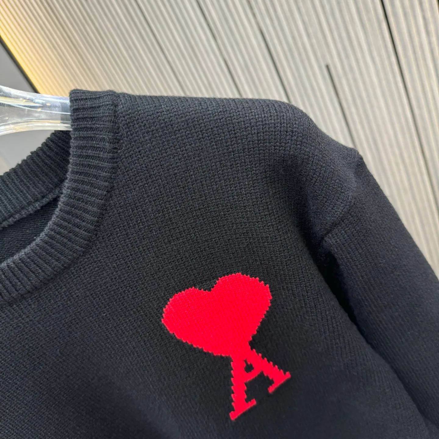 🅿️270 Ami 25FW crew neck sweater. The fabric is made of top-quality cashmere yarn. The new autumn and winter Oblique jacquard knitted cashmere sweater adopts a double-sided wearable design and is made of high-quality cashmere material. After fine weaving process, it presents a soft and comfortable touch and excellent thermal insulation performance. The iconic Oblique jacquard pattern is perfectly presented through precision knitting technology. It can be worn on both sides, showing different style charms. The round neck design is simple and elegant, suitable for various matching occasions. Exquisite knitting technology ensures that the clothes are not easily deformed and remain crisp and long-lasting. The double-sided design concept reflects LV's perfect balance of practicality and fashion. Each sweater undergoes strict quality inspection to ensure that the quality meets the brand's consistently high standards. This knitted item combines warmth and style, making it an exquisite addition to your autumn and winter wardrobe. Size:S/M/L/XL