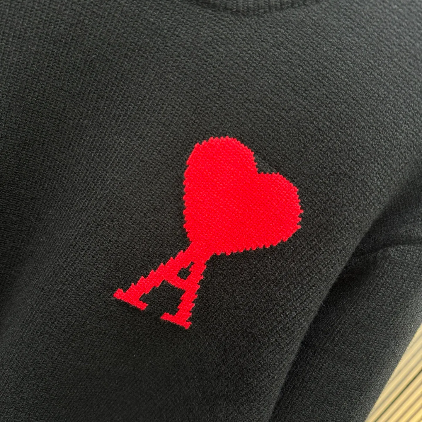 🅿️270 Ami 25FW crew neck sweater. The fabric is made of top-quality cashmere yarn. The new autumn and winter Oblique jacquard knitted cashmere sweater adopts a double-sided wearable design and is made of high-quality cashmere material. After fine weaving process, it presents a soft and comfortable touch and excellent thermal insulation performance. The iconic Oblique jacquard pattern is perfectly presented through precision knitting technology. It can be worn on both sides, showing different style charms. The round neck design is simple and elegant, suitable for various matching occasions. Exquisite knitting technology ensures that the clothes are not easily deformed and remain crisp and long-lasting. The double-sided design concept reflects LV's perfect balance of practicality and fashion. Each sweater undergoes strict quality inspection to ensure that the quality meets the brand's consistently high standards. This knitted item combines warmth and style, making it an exquisite addition to your autumn and winter wardrobe. Size:S/M/L/XL