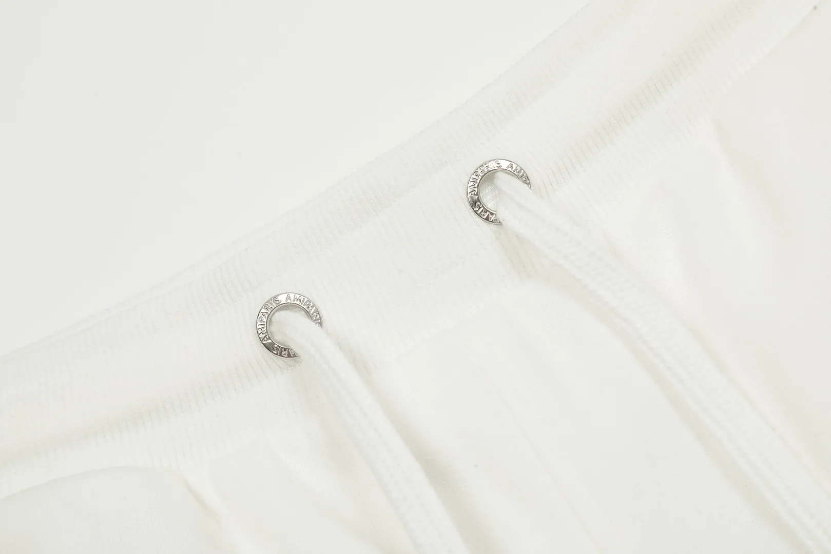 AMI/Amy Macaron Embroidered Heart Classic Shorts Put aside all the messy words and let’s go directly to the product parameters: ✅380g customized rough-feel fabric ✅Correct workmanship Every detail is 100% restored to the official website ✅Threads are made of 500g high-gram heavyweight pure cotton threads Custom-woven and dyed in the same color in the same vat No color difference with the fabric Machine washable and not easy to deform ✅No comparison and no damage Differentiating the market currency Correct workmanship details High-quality pure cotton fabric ✅The webbing is made of custom-dyed high-density and high-thickness webbing. Comparing with the official website. ✅The only correct embroidery of the same material on the market. Differentiating the fakes on the market at a glance. ✅The version follows the official website. It is loose and slim and can wear 210 pounds. There is no pressure for global shopping. Size: S-XL. Color (6 colors): Black, White, Gray, Navy Khaki, Rose Pink.