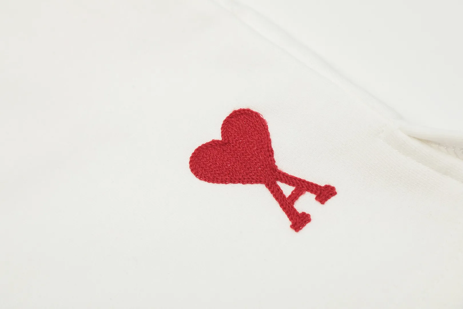 AMI/Amy Macaron Embroidered Heart Classic Shorts Put aside all the messy words and let’s go directly to the product parameters: ✅380g customized rough-feel fabric ✅Correct workmanship Every detail is 100% restored to the official website ✅Threads are made of 500g high-gram heavyweight pure cotton threads Custom-woven and dyed in the same color in the same vat No color difference with the fabric Machine washable and not easy to deform ✅No comparison and no damage Differentiating the market currency Correct workmanship details High-quality pure cotton fabric ✅The webbing is made of custom-dyed high-density and high-thickness webbing. Comparing with the official website. ✅The only correct embroidery of the same material on the market. Differentiating the fakes on the market at a glance. ✅The version follows the official website. It is loose and slim and can wear 210 pounds. There is no pressure for global shopping. Size: S-XL. Color (6 colors): Black, White, Gray, Navy Khaki, Rose Pink.