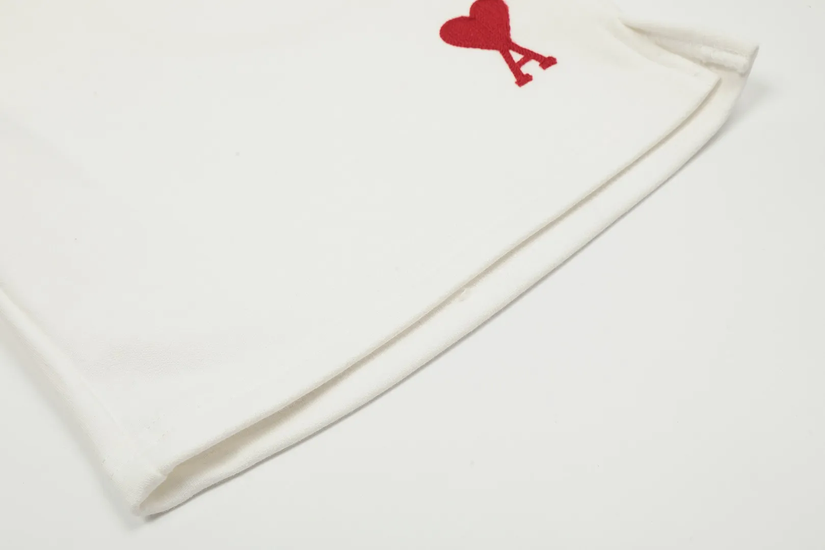 AMI/Amy Macaron Embroidered Heart Classic Shorts Put aside all the messy words and let’s go directly to the product parameters: ✅380g customized rough-feel fabric ✅Correct workmanship Every detail is 100% restored to the official website ✅Threads are made of 500g high-gram heavyweight pure cotton threads Custom-woven and dyed in the same color in the same vat No color difference with the fabric Machine washable and not easy to deform ✅No comparison and no damage Differentiating the market currency Correct workmanship details High-quality pure cotton fabric ✅The webbing is made of custom-dyed high-density and high-thickness webbing. Comparing with the official website. ✅The only correct embroidery of the same material on the market. Differentiating the fakes on the market at a glance. ✅The version follows the official website. It is loose and slim and can wear 210 pounds. There is no pressure for global shopping. Size: S-XL. Color (6 colors): Black, White, Gray, Navy Khaki, Rose Pink.
