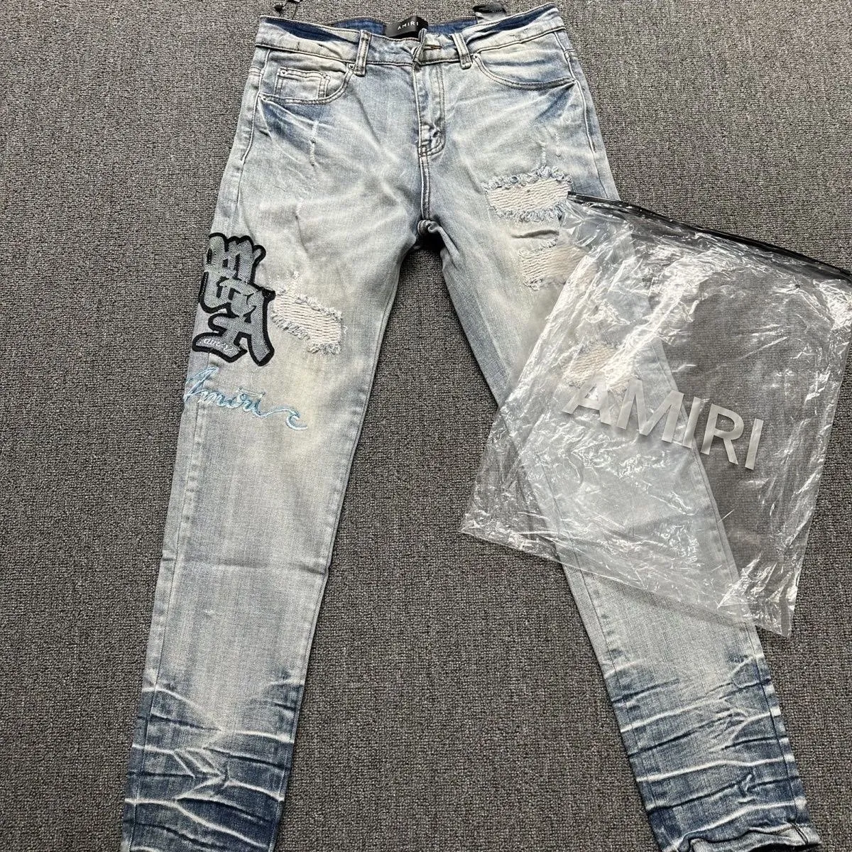P180 Top replica AMIRI jeans trousers AMIRI high street basic ripped tight stretch jeans trousers Amiriamiri is transliterated as Emil, which is the name of the founder. Mike Amiri, the founder of amiri, grew up in Los Angeles, USA. He was influenced by the local street culture Rock since he was a child, so he founded the amiri brand named after himself. A variety of trendy brand clothing meets the needs of different fashion players. Amiri clothing has novel and unique styles and is a well-known street brand in the United States. Many of its styles and styles are loved by many street photographers. Various clothing styles meet the needs of different people, show their unique temperament, and show the trend of dressing. amiri's jeans are relatively famous. Not only do they have many styles, but the quality of the jeans is also very good. Many celebrities have also worn amiri brand jeans.  The jeans of the amiri brand break through the production process and cutting of the original jeans. The fabrics are relatively soft and comfortable, and are not as hard as some jeans, which can irritate the skin and cause the skin to bleed when worn. Los Angeles trendy brand Amiri's jeans are made with great detail from tailoring to texture, adding wrinkles, bullet holes, damage and other details to add to the trendiness of the jeans. You can choose the style that suits you according to your own needs. Only when you wear a suitable style can you have a certain sense of fashion.  In recent years, high street has become a word that appears more and more frequently in men's clothing. High street style has also become an important direction for everyone's matching. High street related items are basically inseparable from oversize or off-shoulder tops. The lower body is matched with trackpants or tight-fitting denim. In my opinion, the most representative one is perhaps annihilation. Color; picture color Size: m l xl xxl