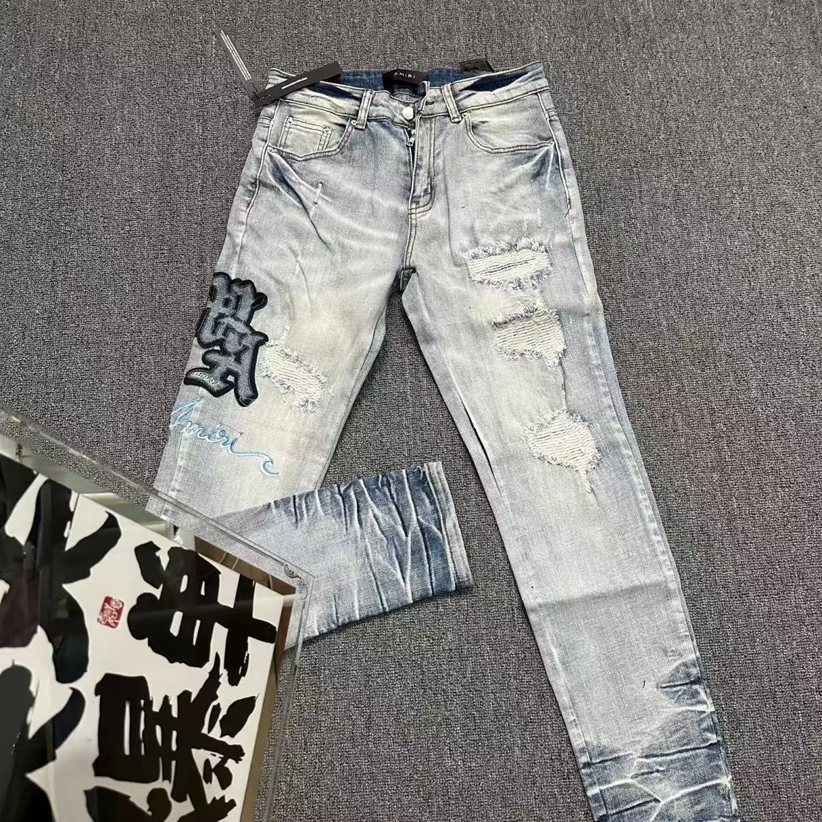 P180 Top replica AMIRI jeans trousers AMIRI high street basic ripped tight stretch jeans trousers Amiriamiri is transliterated as Emil, which is the name of the founder. Mike Amiri, the founder of amiri, grew up in Los Angeles, USA. He was influenced by the local street culture Rock since he was a child, so he founded the amiri brand named after himself. A variety of trendy brand clothing meets the needs of different fashion players. Amiri clothing has novel and unique styles and is a well-known street brand in the United States. Many of its styles and styles are loved by many street photographers. Various clothing styles meet the needs of different people, show their unique temperament, and show the trend of dressing. amiri's jeans are relatively famous. Not only do they have many styles, but the quality of the jeans is also very good. Many celebrities have also worn amiri brand jeans.  The jeans of the amiri brand break through the production process and cutting of the original jeans. The fabrics are relatively soft and comfortable, and are not as hard as some jeans, which can irritate the skin and cause the skin to bleed when worn. Los Angeles trendy brand Amiri's jeans are made with great detail from tailoring to texture, adding wrinkles, bullet holes, damage and other details to add to the trendiness of the jeans. You can choose the style that suits you according to your own needs. Only when you wear a suitable style can you have a certain sense of fashion.  In recent years, high street has become a word that appears more and more frequently in men's clothing. High street style has also become an important direction for everyone's matching. High street related items are basically inseparable from oversize or off-shoulder tops. The lower body is matched with trackpants or tight-fitting denim. In my opinion, the most representative one is perhaps annihilation. Color; picture color Size: m l xl xxl