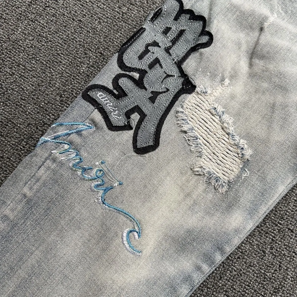 P180 Top replica AMIRI jeans trousers AMIRI high street basic ripped tight stretch jeans trousers Amiriamiri is transliterated as Emil, which is the name of the founder. Mike Amiri, the founder of amiri, grew up in Los Angeles, USA. He was influenced by the local street culture Rock since he was a child, so he founded the amiri brand named after himself. A variety of trendy brand clothing meets the needs of different fashion players. Amiri clothing has novel and unique styles and is a well-known street brand in the United States. Many of its styles and styles are loved by many street photographers. Various clothing styles meet the needs of different people, show their unique temperament, and show the trend of dressing. amiri's jeans are relatively famous. Not only do they have many styles, but the quality of the jeans is also very good. Many celebrities have also worn amiri brand jeans.  The jeans of the amiri brand break through the production process and cutting of the original jeans. The fabrics are relatively soft and comfortable, and are not as hard as some jeans, which can irritate the skin and cause the skin to bleed when worn. Los Angeles trendy brand Amiri's jeans are made with great detail from tailoring to texture, adding wrinkles, bullet holes, damage and other details to add to the trendiness of the jeans. You can choose the style that suits you according to your own needs. Only when you wear a suitable style can you have a certain sense of fashion.  In recent years, high street has become a word that appears more and more frequently in men's clothing. High street style has also become an important direction for everyone's matching. High street related items are basically inseparable from oversize or off-shoulder tops. The lower body is matched with trackpants or tight-fitting denim. In my opinion, the most representative one is perhaps annihilation. Color; picture color Size: m l xl xxl