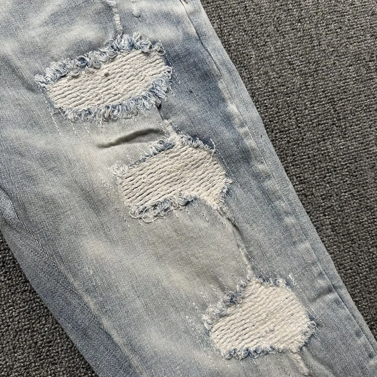 P180 Top replica AMIRI jeans trousers AMIRI high street basic ripped tight stretch jeans trousers Amiriamiri is transliterated as Emil, which is the name of the founder. Mike Amiri, the founder of amiri, grew up in Los Angeles, USA. He was influenced by the local street culture Rock since he was a child, so he founded the amiri brand named after himself. A variety of trendy brand clothing meets the needs of different fashion players. Amiri clothing has novel and unique styles and is a well-known street brand in the United States. Many of its styles and styles are loved by many street photographers. Various clothing styles meet the needs of different people, show their unique temperament, and show the trend of dressing. amiri's jeans are relatively famous. Not only do they have many styles, but the quality of the jeans is also very good. Many celebrities have also worn amiri brand jeans.  The jeans of the amiri brand break through the production process and cutting of the original jeans. The fabrics are relatively soft and comfortable, and are not as hard as some jeans, which can irritate the skin and cause the skin to bleed when worn. Los Angeles trendy brand Amiri's jeans are made with great detail from tailoring to texture, adding wrinkles, bullet holes, damage and other details to add to the trendiness of the jeans. You can choose the style that suits you according to your own needs. Only when you wear a suitable style can you have a certain sense of fashion.  In recent years, high street has become a word that appears more and more frequently in men's clothing. High street style has also become an important direction for everyone's matching. High street related items are basically inseparable from oversize or off-shoulder tops. The lower body is matched with trackpants or tight-fitting denim. In my opinion, the most representative one is perhaps annihilation. Color; picture color Size: m l xl xxl