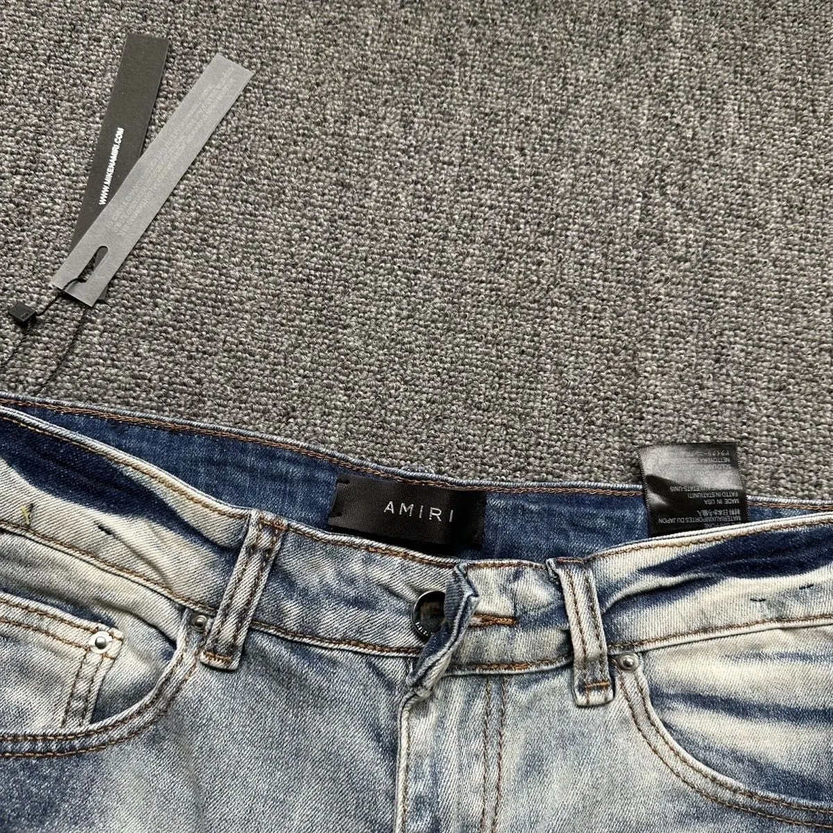 P180 Top replica AMIRI jeans trousers AMIRI high street basic ripped tight stretch jeans trousers Amiriamiri is transliterated as Emil, which is the name of the founder. Mike Amiri, the founder of amiri, grew up in Los Angeles, USA. He was influenced by the local street culture Rock since he was a child, so he founded the amiri brand named after himself. A variety of trendy brand clothing meets the needs of different fashion players. Amiri clothing has novel and unique styles and is a well-known street brand in the United States. Many of its styles and styles are loved by many street photographers. Various clothing styles meet the needs of different people, show their unique temperament, and show the trend of dressing. amiri's jeans are relatively famous. Not only do they have many styles, but the quality of the jeans is also very good. Many celebrities have also worn amiri brand jeans.  The jeans of the amiri brand break through the production process and cutting of the original jeans. The fabrics are relatively soft and comfortable, and are not as hard as some jeans, which can irritate the skin and cause the skin to bleed when worn. Los Angeles trendy brand Amiri's jeans are made with great detail from tailoring to texture, adding wrinkles, bullet holes, damage and other details to add to the trendiness of the jeans. You can choose the style that suits you according to your own needs. Only when you wear a suitable style can you have a certain sense of fashion.  In recent years, high street has become a word that appears more and more frequently in men's clothing. High street style has also become an important direction for everyone's matching. High street related items are basically inseparable from oversize or off-shoulder tops. The lower body is matched with trackpants or tight-fitting denim. In my opinion, the most representative one is perhaps annihilation. Color; picture color Size: m l xl xxl