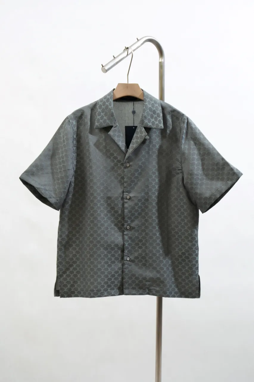 The LV 24SS short-sleeved shirt interprets the brand's classic elements with a modern style and makes an eye-catching appearance in the 2024 spring and summer show. Bright tones depict an enlarged version of the Damier pattern, the Marque L. Vuitton Déposée logo is subtly integrated into the plaid, and the military stand collar adds a fresh touch. Same style for men and women.