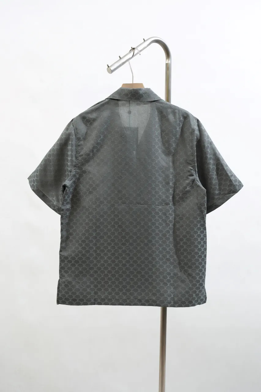 The LV 24SS short-sleeved shirt interprets the brand's classic elements with a modern style and makes an eye-catching appearance in the 2024 spring and summer show. Bright tones depict an enlarged version of the Damier pattern, the Marque L. Vuitton Déposée logo is subtly integrated into the plaid, and the military stand collar adds a fresh touch. Same style for men and women.