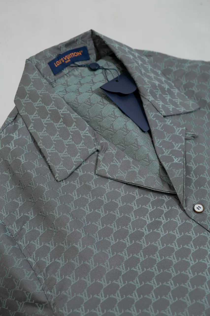 The LV 24SS short-sleeved shirt interprets the brand's classic elements with a modern style and makes an eye-catching appearance in the 2024 spring and summer show. Bright tones depict an enlarged version of the Damier pattern, the Marque L. Vuitton Déposée logo is subtly integrated into the plaid, and the military stand collar adds a fresh touch. Same style for men and women.