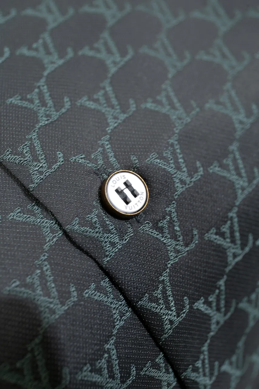 The LV 24SS short-sleeved shirt interprets the brand's classic elements with a modern style and makes an eye-catching appearance in the 2024 spring and summer show. Bright tones depict an enlarged version of the Damier pattern, the Marque L. Vuitton Déposée logo is subtly integrated into the plaid, and the military stand collar adds a fresh touch. Same style for men and women.
