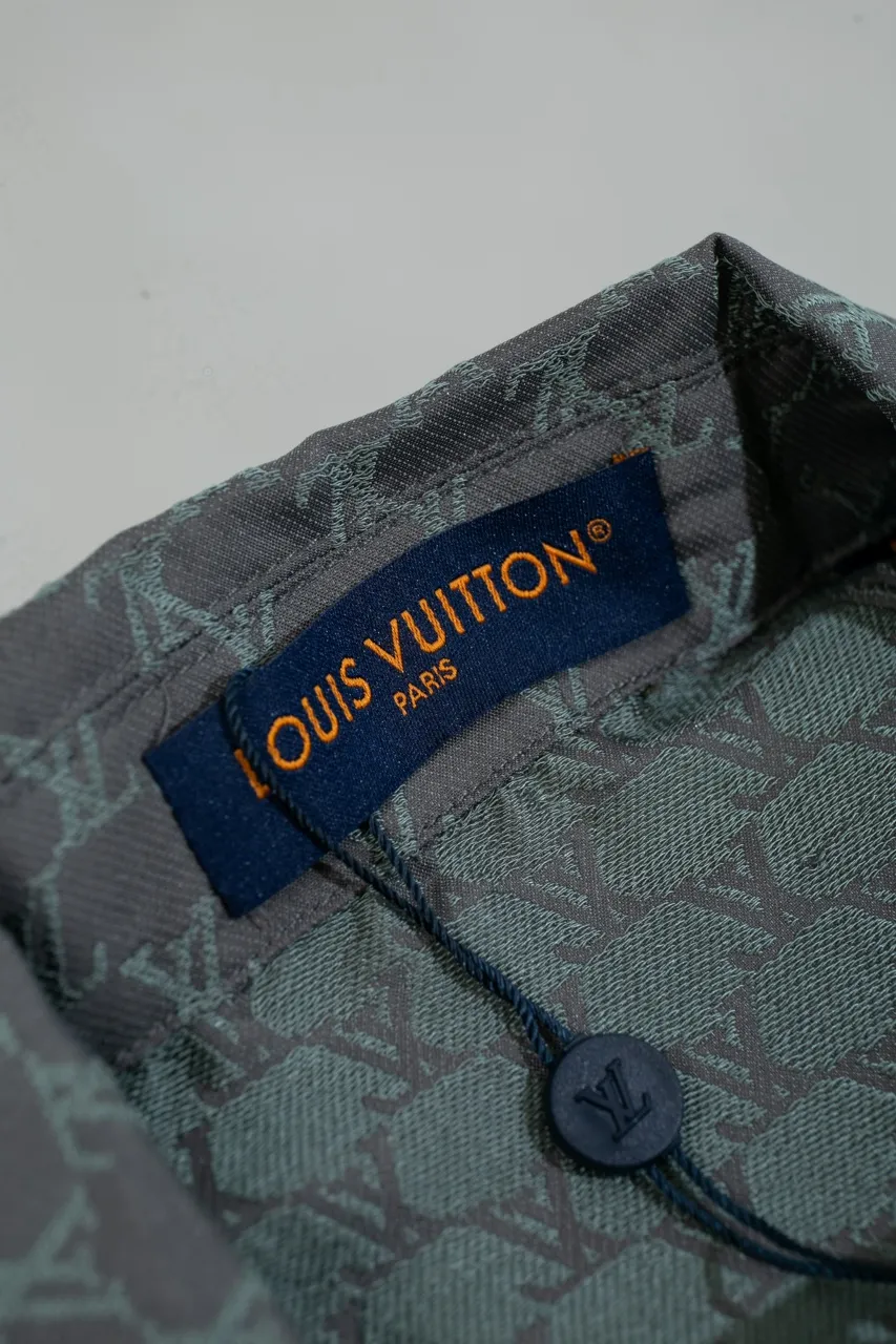 The LV 24SS short-sleeved shirt interprets the brand's classic elements with a modern style and makes an eye-catching appearance in the 2024 spring and summer show. Bright tones depict an enlarged version of the Damier pattern, the Marque L. Vuitton Déposée logo is subtly integrated into the plaid, and the military stand collar adds a fresh touch. Same style for men and women.