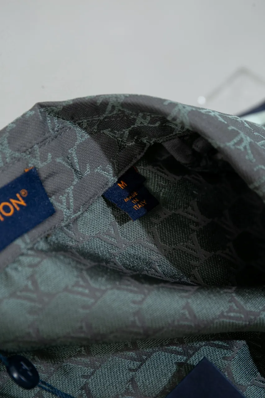 The LV 24SS short-sleeved shirt interprets the brand's classic elements with a modern style and makes an eye-catching appearance in the 2024 spring and summer show. Bright tones depict an enlarged version of the Damier pattern, the Marque L. Vuitton Déposée logo is subtly integrated into the plaid, and the military stand collar adds a fresh touch. Same style for men and women.