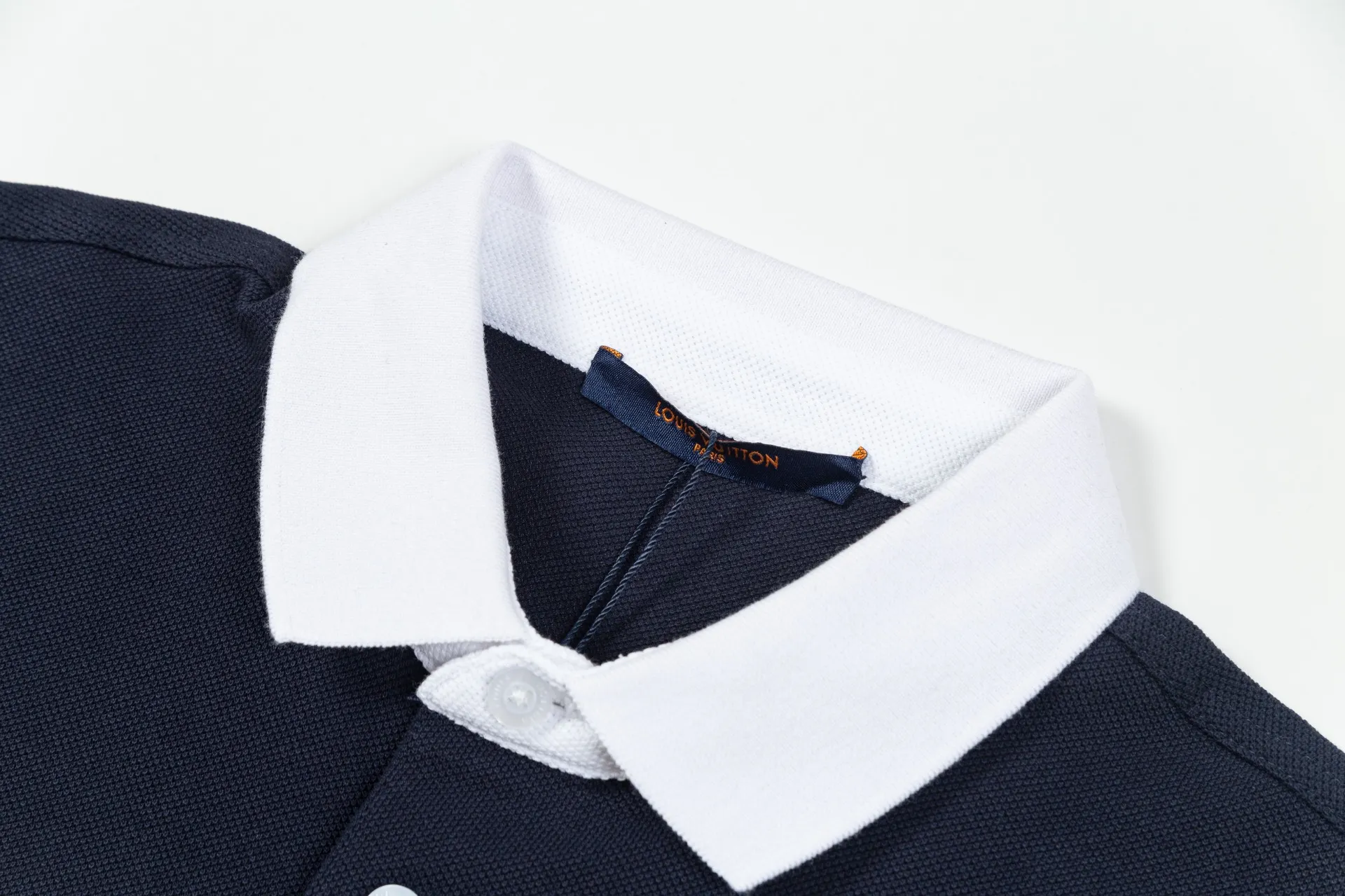 Brand: LV Weight: 270 Color: Blue Black Size: M-XXL Original customization 1:1 restoration Embroidery technology Pure cotton mercerized piqué This polo shirt is made of piqué cotton with a subtle full-width Damier jacquard texture, and the Marque L.Vuitton déposée logo embroidery lights up the sight. Pearlescent buttons add dandy style and can easily be incorporated into everyday looks.  •Regular fit •Damier jacquard pique •Marque L.Vuitton déposée embroidery on chest •Button placket at front •Pearl buttons with LV logo on top button •Ribbed collar and cuffs •100% cotton