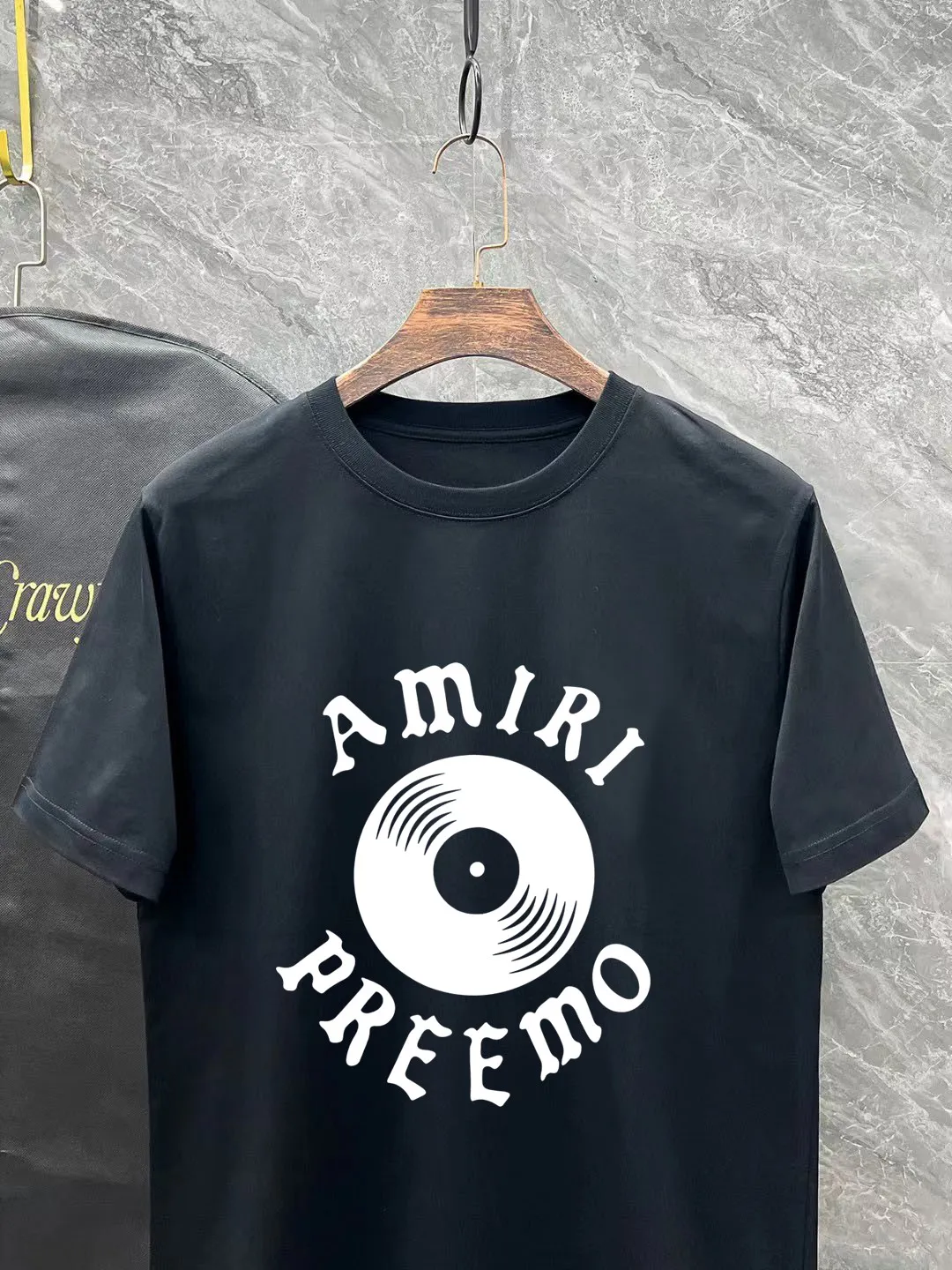 P140 AMIRI# 2025 spring and summer new style debut counter, the latest short-sleeved round neck T-shirt, high-end custom design, avant-garde and fashionable! The brand logo is designed with heavy craftsmanship. High-end customized 260g fabric. Soft to the touch. Comfortable to wear. Exquisite stitching at the counter level. Fine workmanship. The upper body effect is incomparably handsome! A must-have item for a stylish man! Color: black. White! Size: S-2XL