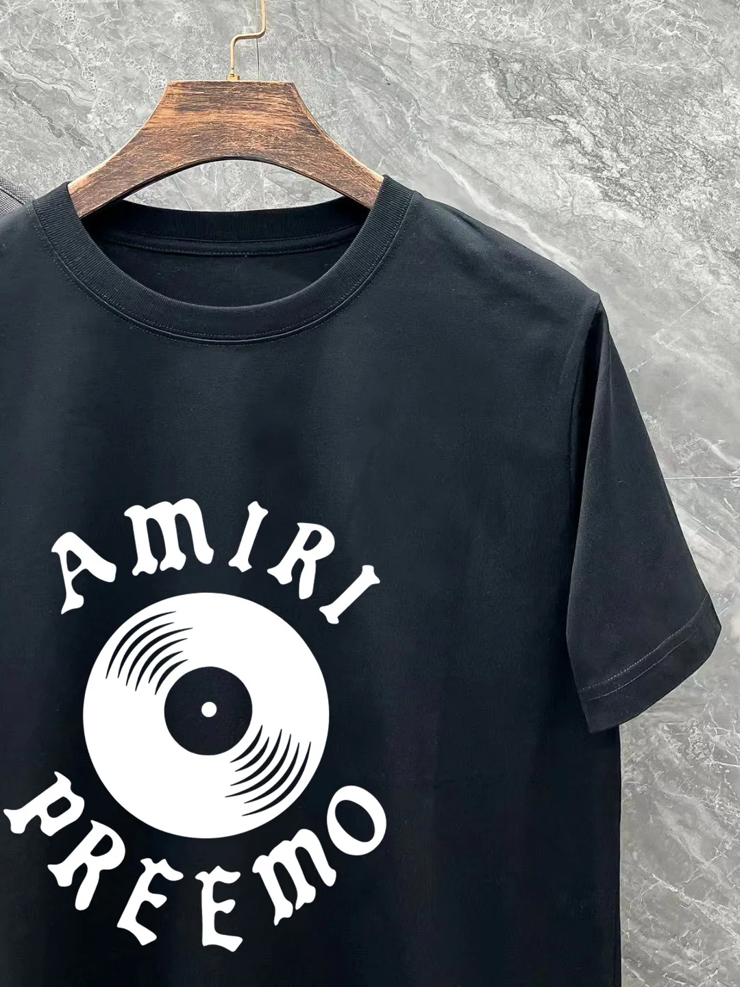 P140 AMIRI# 2025 spring and summer new style debut counter, the latest short-sleeved round neck T-shirt, high-end custom design, avant-garde and fashionable! The brand logo is designed with heavy craftsmanship. High-end customized 260g fabric. Soft to the touch. Comfortable to wear. Exquisite stitching at the counter level. Fine workmanship. The upper body effect is incomparably handsome! A must-have item for a stylish man! Color: black. White! Size: S-2XL
