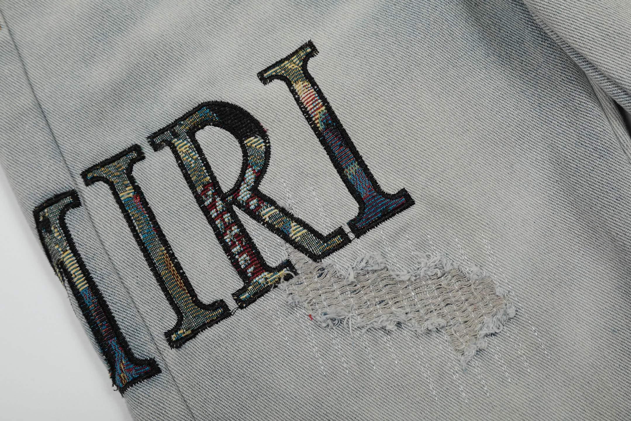 #M48 P168💰 Amiri classic embroidered patched leather distressed lettered jeans, slim fit jeans, produced by a major washed factory, full of high-end feel, partially destroyed knee design with leather patchwork design, has been used as a facade design, leather waist nameplate, the focus of this style is not on the washing, but on the destroyed shape and version. The secret lies in the craftsmanship of the master. The cost of post-processing, grinding, cutting, etc. is far beyond the cost of assembly line products. Color: Picture color Size: 30-32-34-36