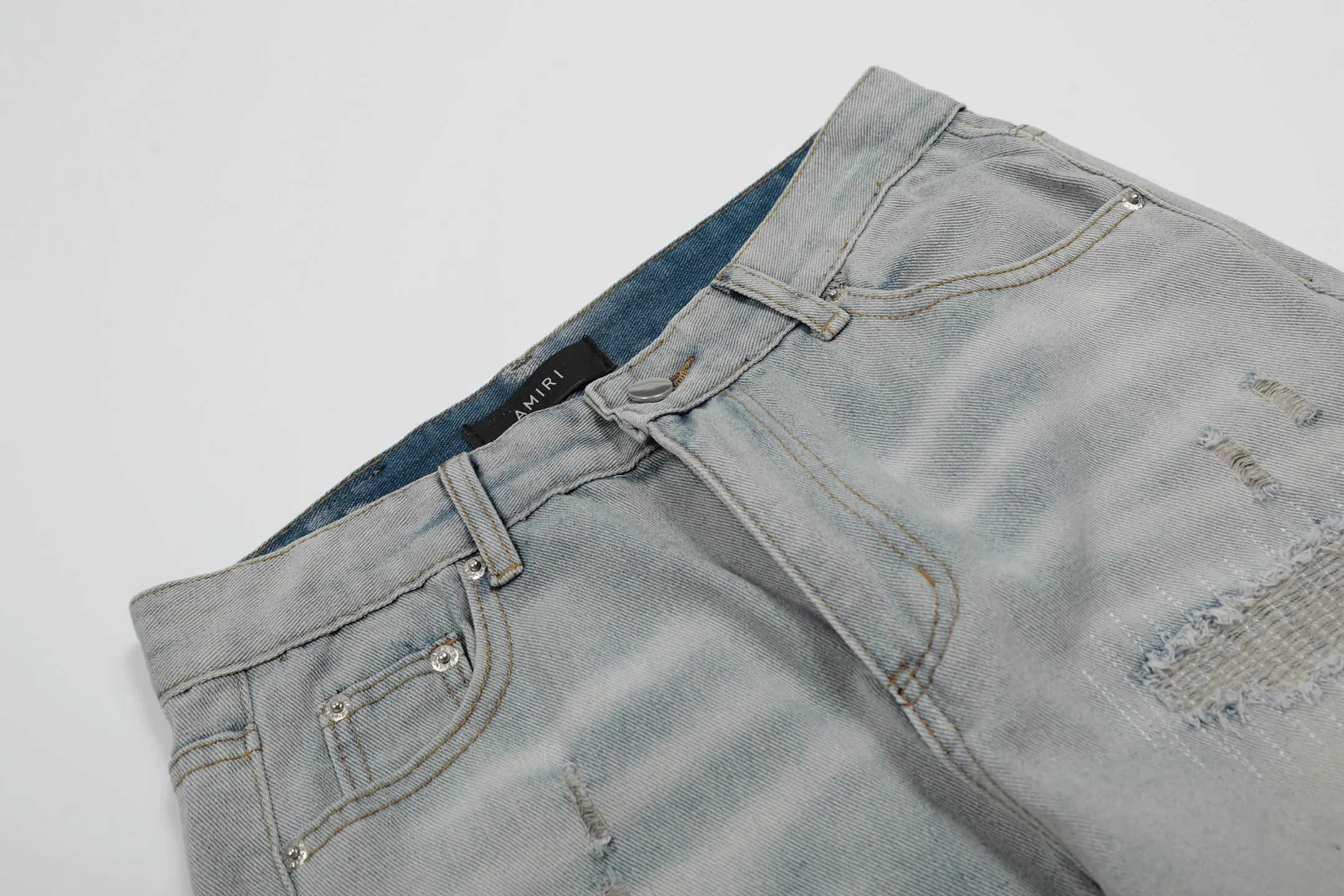 #M48 P168💰 Amiri classic embroidered patched leather distressed lettered jeans, slim fit jeans, produced by a major washed factory, full of high-end feel, partially destroyed knee design with leather patchwork design, has been used as a facade design, leather waist nameplate, the focus of this style is not on the washing, but on the destroyed shape and version. The secret lies in the craftsmanship of the master. The cost of post-processing, grinding, cutting, etc. is far beyond the cost of assembly line products. Color: Picture color Size: 30-32-34-36