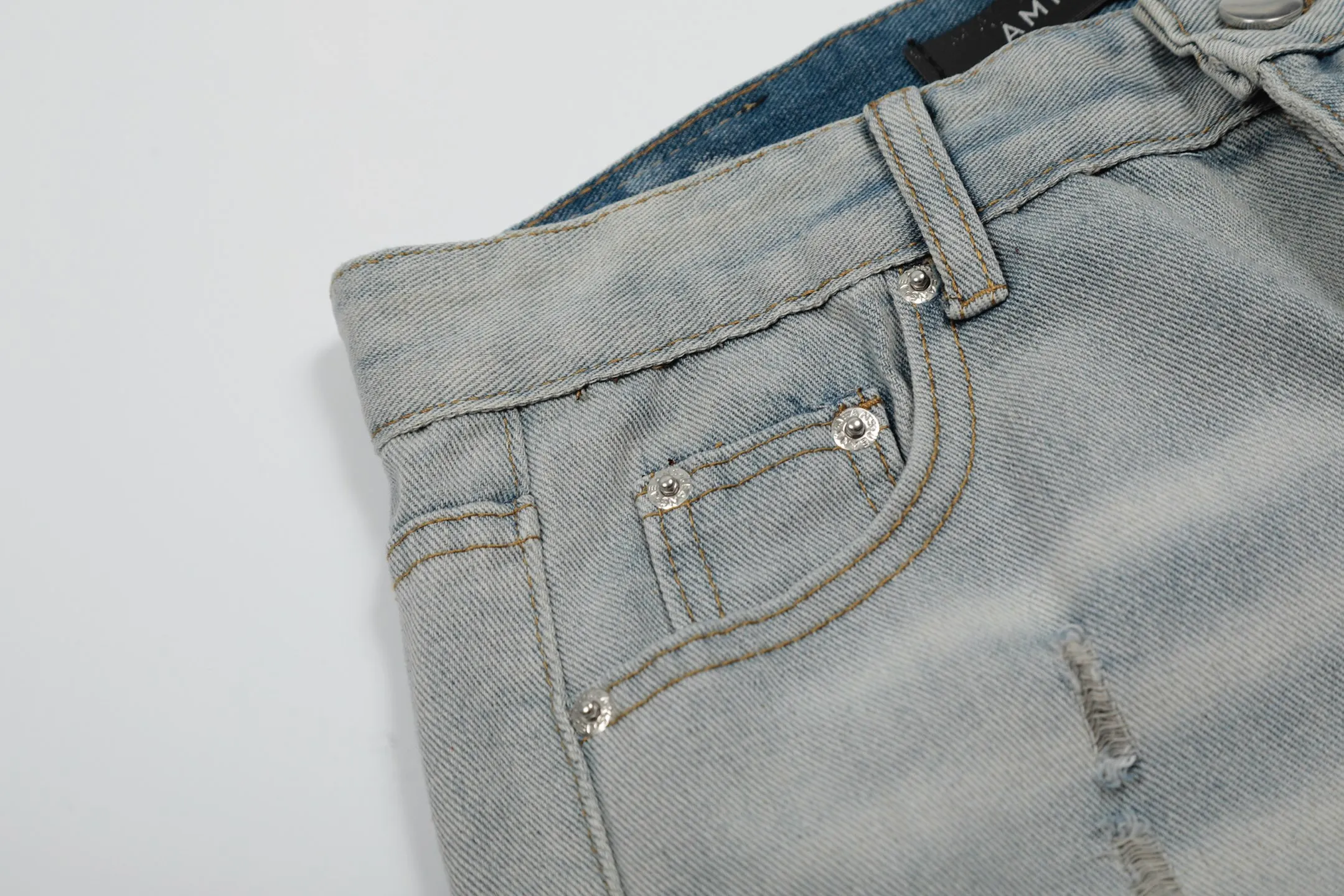 #M48 P168💰 Amiri classic embroidered patched leather distressed lettered jeans, slim fit jeans, produced by a major washed factory, full of high-end feel, partially destroyed knee design with leather patchwork design, has been used as a facade design, leather waist nameplate, the focus of this style is not on the washing, but on the destroyed shape and version. The secret lies in the craftsmanship of the master. The cost of post-processing, grinding, cutting, etc. is far beyond the cost of assembly line products. Color: Picture color Size: 30-32-34-36