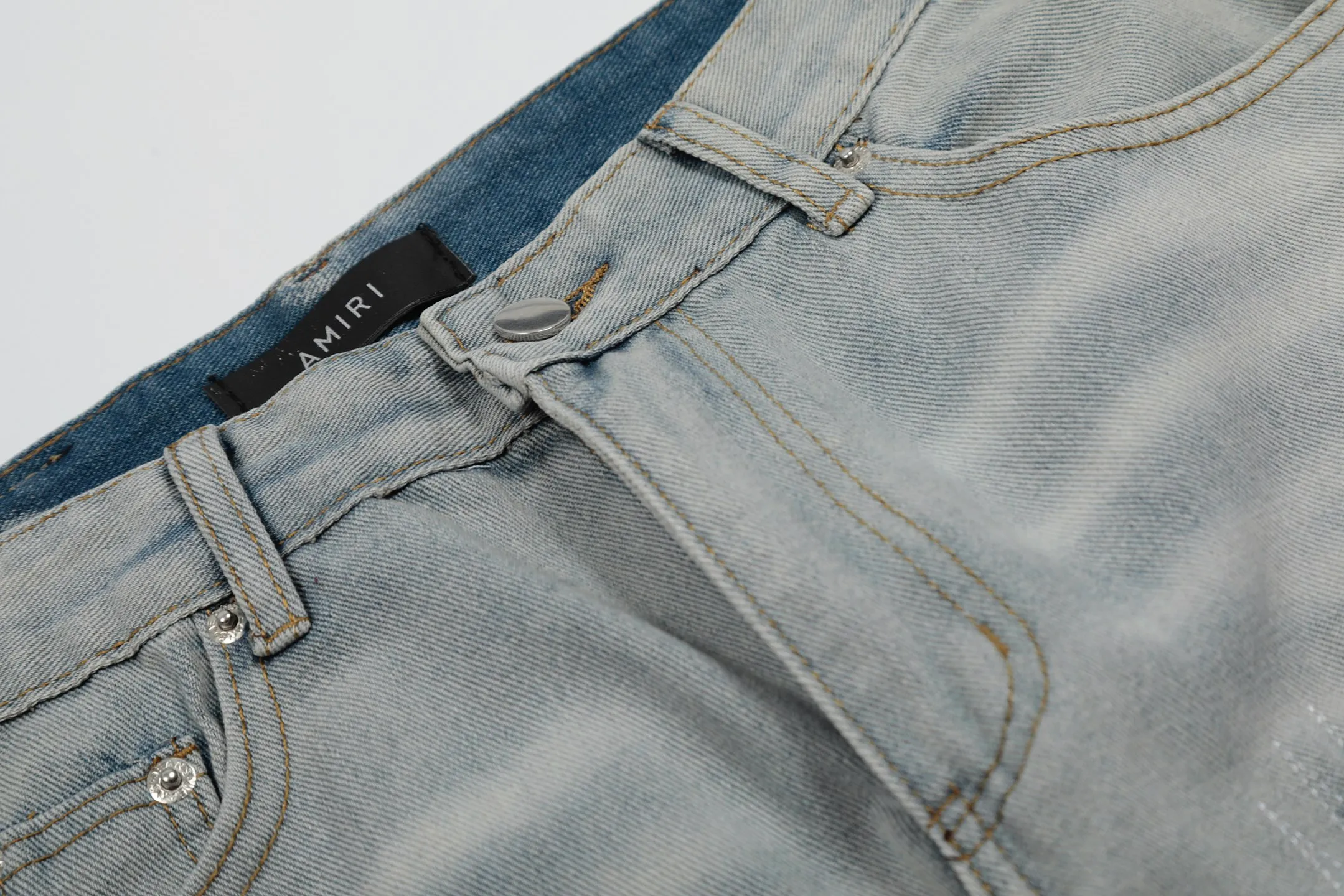 #M48 P168💰 Amiri classic embroidered patched leather distressed lettered jeans, slim fit jeans, produced by a major washed factory, full of high-end feel, partially destroyed knee design with leather patchwork design, has been used as a facade design, leather waist nameplate, the focus of this style is not on the washing, but on the destroyed shape and version. The secret lies in the craftsmanship of the master. The cost of post-processing, grinding, cutting, etc. is far beyond the cost of assembly line products. Color: Picture color Size: 30-32-34-36
