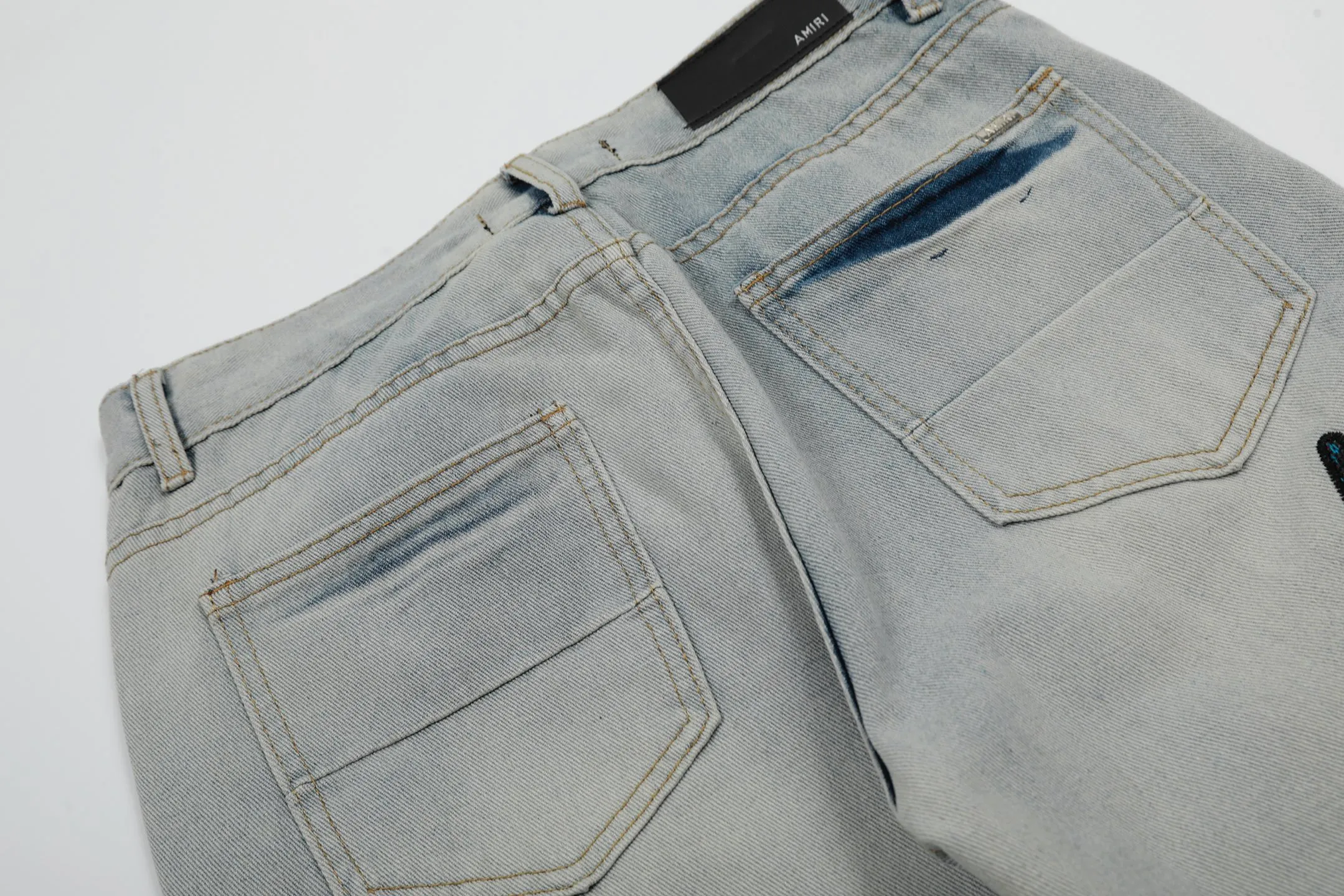 #M48 P168💰 Amiri classic embroidered patched leather distressed lettered jeans, slim fit jeans, produced by a major washed factory, full of high-end feel, partially destroyed knee design with leather patchwork design, has been used as a facade design, leather waist nameplate, the focus of this style is not on the washing, but on the destroyed shape and version. The secret lies in the craftsmanship of the master. The cost of post-processing, grinding, cutting, etc. is far beyond the cost of assembly line products. Color: Picture color Size: 30-32-34-36