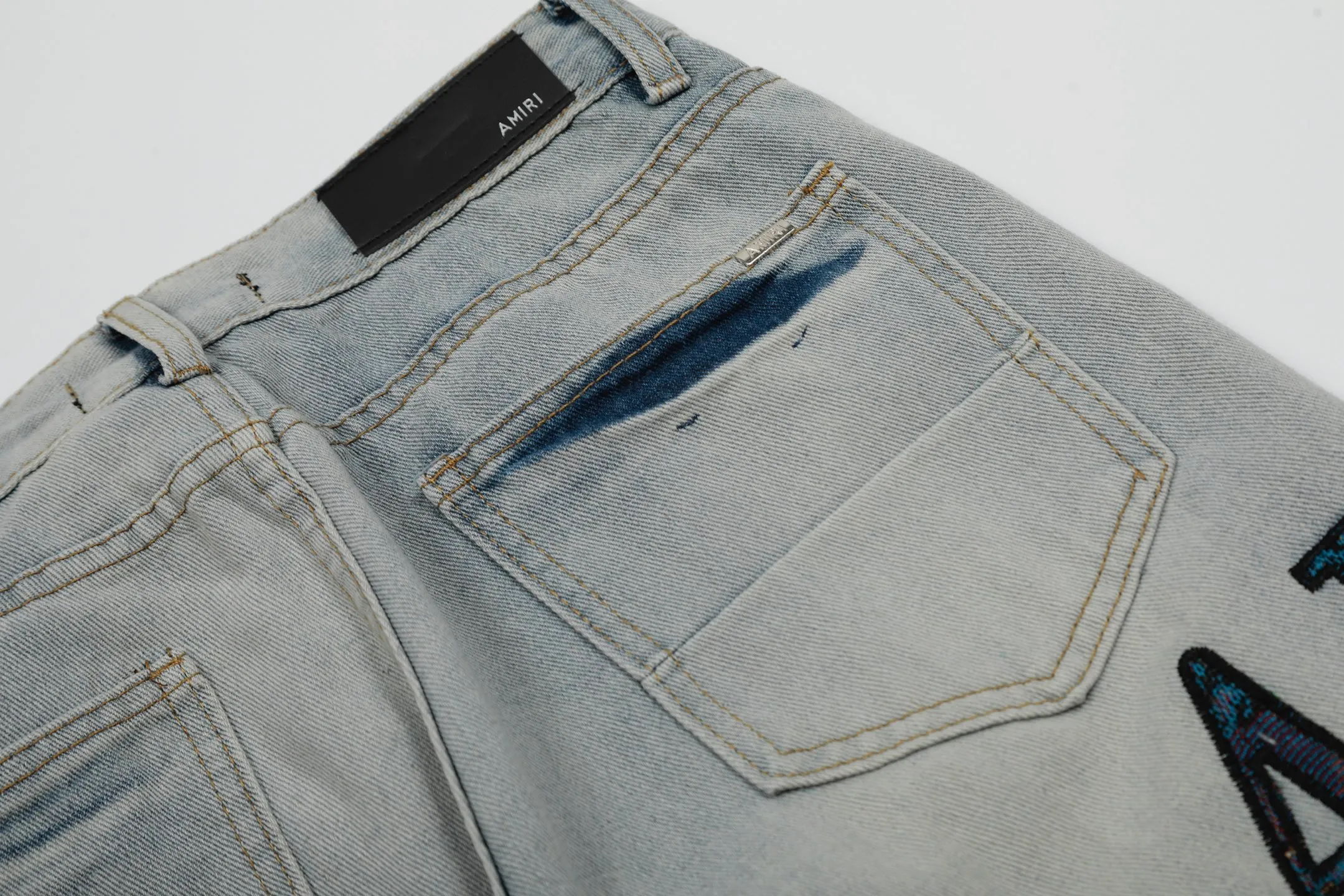 #M48 P168💰 Amiri classic embroidered patched leather distressed lettered jeans, slim fit jeans, produced by a major washed factory, full of high-end feel, partially destroyed knee design with leather patchwork design, has been used as a facade design, leather waist nameplate, the focus of this style is not on the washing, but on the destroyed shape and version. The secret lies in the craftsmanship of the master. The cost of post-processing, grinding, cutting, etc. is far beyond the cost of assembly line products. Color: Picture color Size: 30-32-34-36
