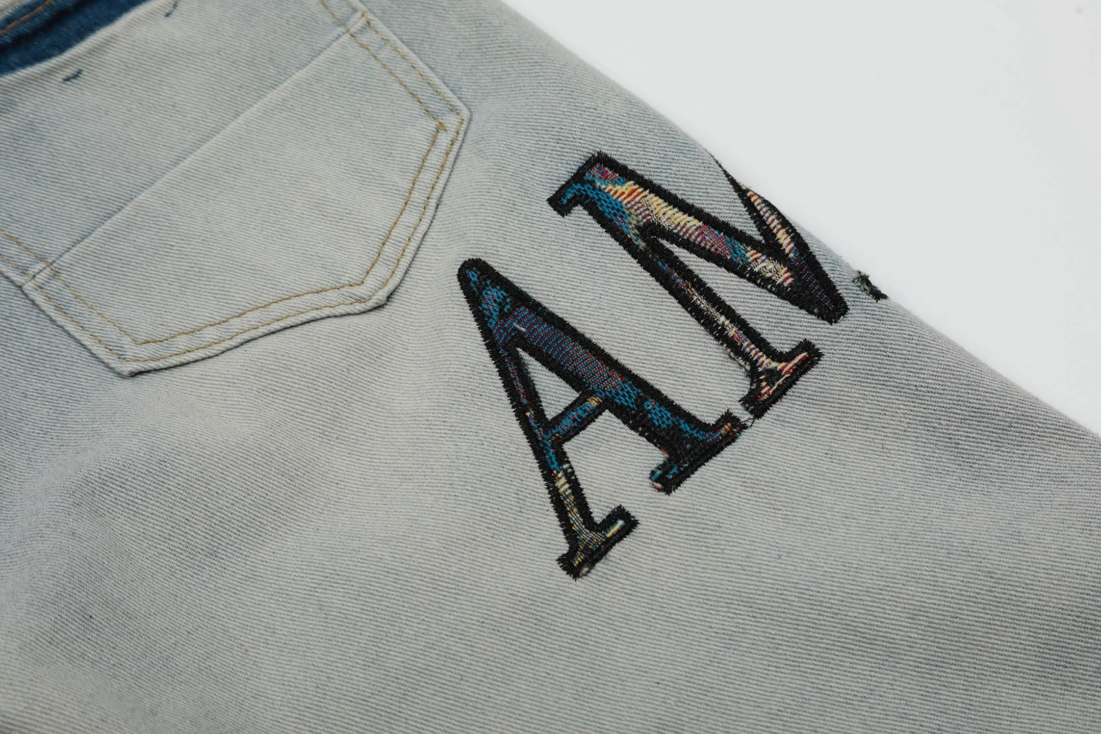 #M48 P168💰 Amiri classic embroidered patched leather distressed lettered jeans, slim fit jeans, produced by a major washed factory, full of high-end feel, partially destroyed knee design with leather patchwork design, has been used as a facade design, leather waist nameplate, the focus of this style is not on the washing, but on the destroyed shape and version. The secret lies in the craftsmanship of the master. The cost of post-processing, grinding, cutting, etc. is far beyond the cost of assembly line products. Color: Picture color Size: 30-32-34-36