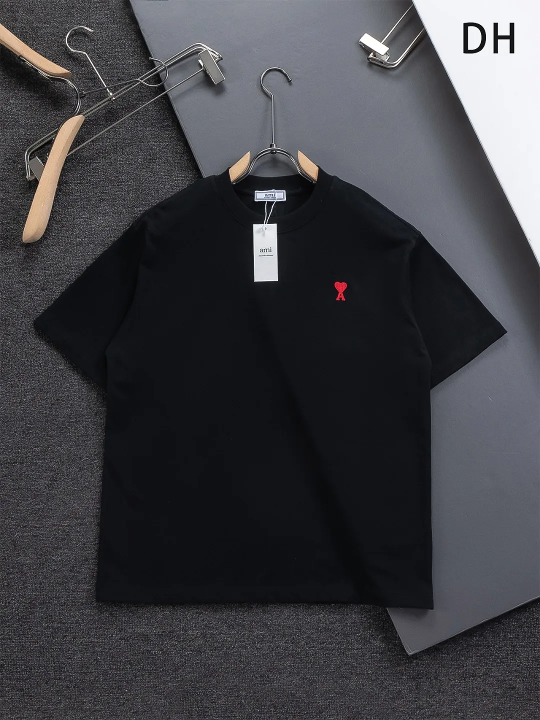 🅿️190 AMI Paris Ami ami ami love slightly wide version S-XL LV 26ss new products are available at the counter simultaneously. Multiple craftsmanship. Red small heart logo on the chest🪡 embroidery. Round neck short-sleeved T-shirt, same style for men and women! Consigned to one-to-one creation. Synchronized with the official website, pure cotton fabrics at the counter! It is close to the skin and comfortable, durable and easy to wear. It has a classic and simple logo design and meticulous original craftsmanship. Short-sleeves, a must-have item for men, do not appear to be the same for the general public, but must be unique and eye-catching. This LV short-sleeve is all about quality, comfort, and the same shape and fashion as always, including fabrics and tailoring techniques. We have put a lot of effort into it! 320 grams of washed pure cotton fabric, pure cotton is breathable, very refreshing and comfortable for daily wear. The rib knitting on the neckline is smooth and tight, and the neckline will not be skewed if you toss it casually. The loose version, you will find that it looks really good on the upper body. The overall is minimalist and neat, super versatile for daily use! Pair it casually with a pair of pants for a youthful look. A T-shirt will make your outfit crazy. It is a fashionable item that can never go wrong! Color: Black White Size: S-XL Size chart: S: Shoulder width 50-Bust 56-Length 70 M: Shoulder width 52-Bust 57-Length 72 L: Shoulder width 54-Bust 59-Length 74 XL: Shoulder width 56-Bust 62-Length 76
