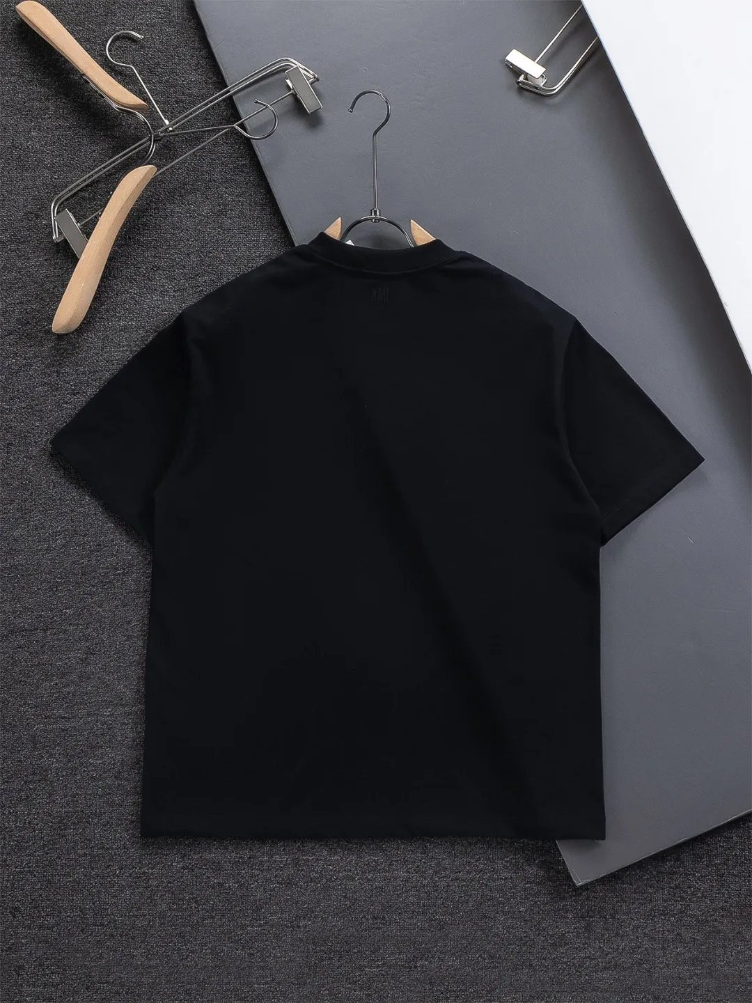 🅿️190 AMI Paris Ami ami ami love slightly wide version S-XL LV 26ss new products are available at the counter simultaneously. Multiple craftsmanship. Red small heart logo on the chest🪡 embroidery. Round neck short-sleeved T-shirt, same style for men and women! Consigned to one-to-one creation. Synchronized with the official website, pure cotton fabrics at the counter! It is close to the skin and comfortable, durable and easy to wear. It has a classic and simple logo design and meticulous original craftsmanship. Short-sleeves, a must-have item for men, do not appear to be the same for the general public, but must be unique and eye-catching. This LV short-sleeve is all about quality, comfort, and the same shape and fashion as always, including fabrics and tailoring techniques. We have put a lot of effort into it! 320 grams of washed pure cotton fabric, pure cotton is breathable, very refreshing and comfortable for daily wear. The rib knitting on the neckline is smooth and tight, and the neckline will not be skewed if you toss it casually. The loose version, you will find that it looks really good on the upper body. The overall is minimalist and neat, super versatile for daily use! Pair it casually with a pair of pants for a youthful look. A T-shirt will make your outfit crazy. It is a fashionable item that can never go wrong! Color: Black White Size: S-XL Size chart: S: Shoulder width 50-Bust 56-Length 70 M: Shoulder width 52-Bust 57-Length 72 L: Shoulder width 54-Bust 59-Length 74 XL: Shoulder width 56-Bust 62-Length 76