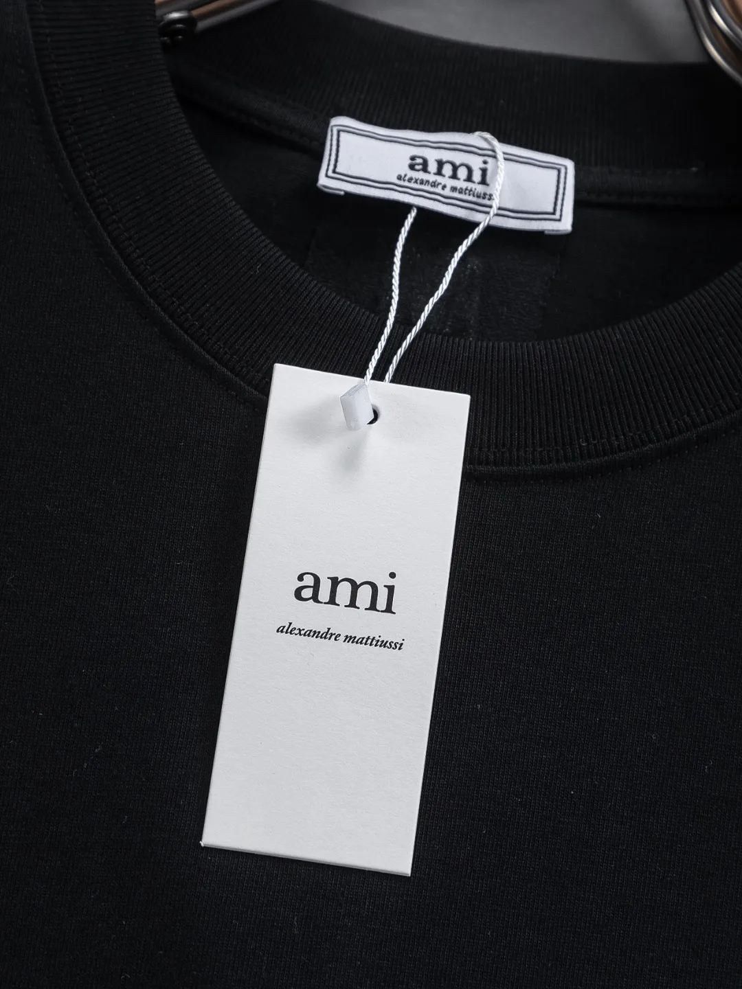 🅿️190 AMI Paris Ami ami ami love slightly wide version S-XL LV 26ss new products are available at the counter simultaneously. Multiple craftsmanship. Red small heart logo on the chest🪡 embroidery. Round neck short-sleeved T-shirt, same style for men and women! Consigned to one-to-one creation. Synchronized with the official website, pure cotton fabrics at the counter! It is close to the skin and comfortable, durable and easy to wear. It has a classic and simple logo design and meticulous original craftsmanship. Short-sleeves, a must-have item for men, do not appear to be the same for the general public, but must be unique and eye-catching. This LV short-sleeve is all about quality, comfort, and the same shape and fashion as always, including fabrics and tailoring techniques. We have put a lot of effort into it! 320 grams of washed pure cotton fabric, pure cotton is breathable, very refreshing and comfortable for daily wear. The rib knitting on the neckline is smooth and tight, and the neckline will not be skewed if you toss it casually. The loose version, you will find that it looks really good on the upper body. The overall is minimalist and neat, super versatile for daily use! Pair it casually with a pair of pants for a youthful look. A T-shirt will make your outfit crazy. It is a fashionable item that can never go wrong! Color: Black White Size: S-XL Size chart: S: Shoulder width 50-Bust 56-Length 70 M: Shoulder width 52-Bust 57-Length 72 L: Shoulder width 54-Bust 59-Length 74 XL: Shoulder width 56-Bust 62-Length 76