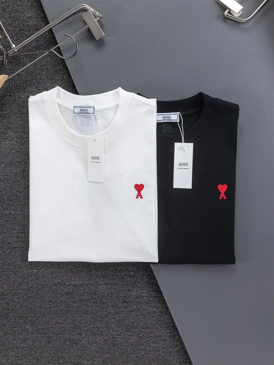 🅿️190 AMI Paris Ami ami ami love slightly wide version S-XL LV 26ss new products are available at the counter simultaneously. Multiple craftsmanship. Red small heart logo on the chest🪡 embroidery. Round neck short-sleeved T-shirt, same style for men and women! Consigned to one-to-one creation. Synchronized with the official website, pure cotton fabrics at the counter! It is close to the skin and comfortable, durable and easy to wear. It has a classic and simple logo design and meticulous original craftsmanship. Short-sleeves, a must-have item for men, do not appear to be the same for the general public, but must be unique and eye-catching. This LV short-sleeve is all about quality, comfort, and the same shape and fashion as always, including fabrics and tailoring techniques. We have put a lot of effort into it! 320 grams of washed pure cotton fabric, pure cotton is breathable, very refreshing and comfortable for daily wear. The rib knitting on the neckline is smooth and tight, and the neckline will not be skewed if you toss it casually. The loose version, you will find that it looks really good on the upper body. The overall is minimalist and neat, super versatile for daily use! Pair it casually with a pair of pants for a youthful look. A T-shirt will make your outfit crazy. It is a fashionable item that can never go wrong! Color: Black White Size: S-XL Size chart: S: Shoulder width 50-Bust 56-Length 70 M: Shoulder width 52-Bust 57-Length 72 L: Shoulder width 54-Bust 59-Length 74 XL: Shoulder width 56-Bust 62-Length 76