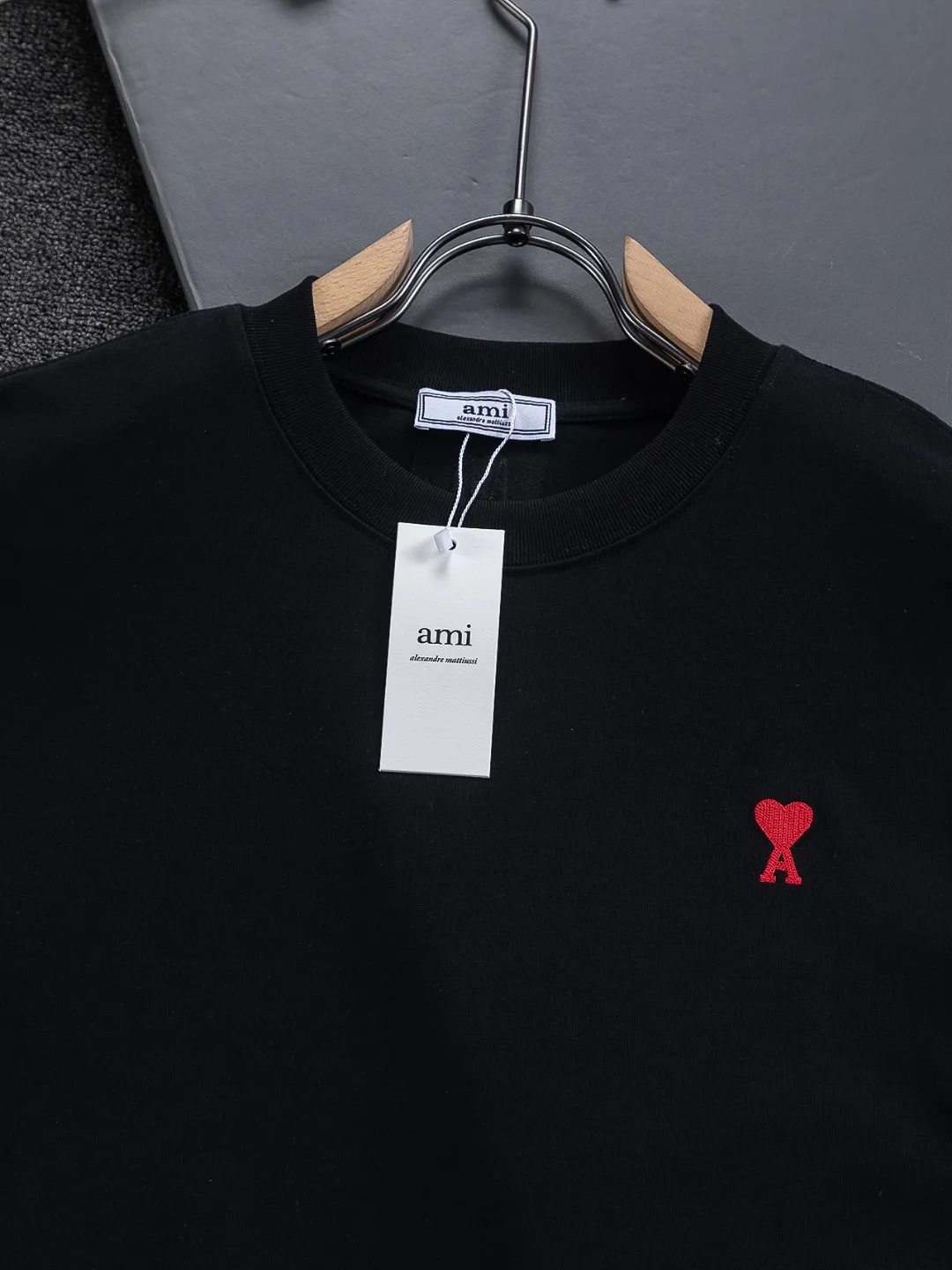 🅿️190 AMI Paris Ami ami ami love slightly wide version S-XL LV 26ss new products are available at the counter simultaneously. Multiple craftsmanship. Red small heart logo on the chest🪡 embroidery. Round neck short-sleeved T-shirt, same style for men and women! Consigned to one-to-one creation. Synchronized with the official website, pure cotton fabrics at the counter! It is close to the skin and comfortable, durable and easy to wear. It has a classic and simple logo design and meticulous original craftsmanship. Short-sleeves, a must-have item for men, do not appear to be the same for the general public, but must be unique and eye-catching. This LV short-sleeve is all about quality, comfort, and the same shape and fashion as always, including fabrics and tailoring techniques. We have put a lot of effort into it! 320 grams of washed pure cotton fabric, pure cotton is breathable, very refreshing and comfortable for daily wear. The rib knitting on the neckline is smooth and tight, and the neckline will not be skewed if you toss it casually. The loose version, you will find that it looks really good on the upper body. The overall is minimalist and neat, super versatile for daily use! Pair it casually with a pair of pants for a youthful look. A T-shirt will make your outfit crazy. It is a fashionable item that can never go wrong! Color: Black White Size: S-XL Size chart: S: Shoulder width 50-Bust 56-Length 70 M: Shoulder width 52-Bust 57-Length 72 L: Shoulder width 54-Bust 59-Length 74 XL: Shoulder width 56-Bust 62-Length 76