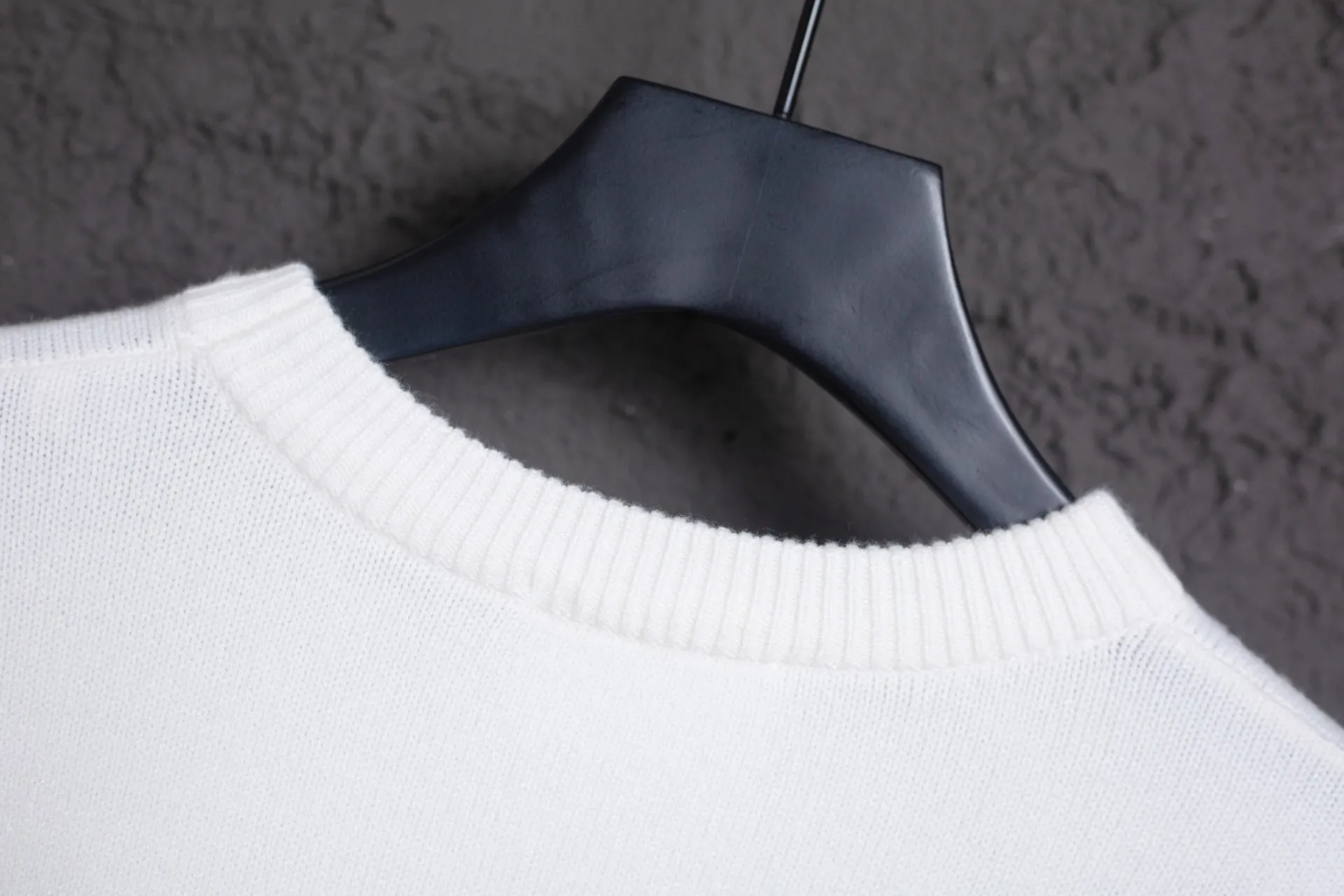 P170 AMI's new classic love chapter crew neck sweater, the highest version, supports comparison, color: white, size: S-XL