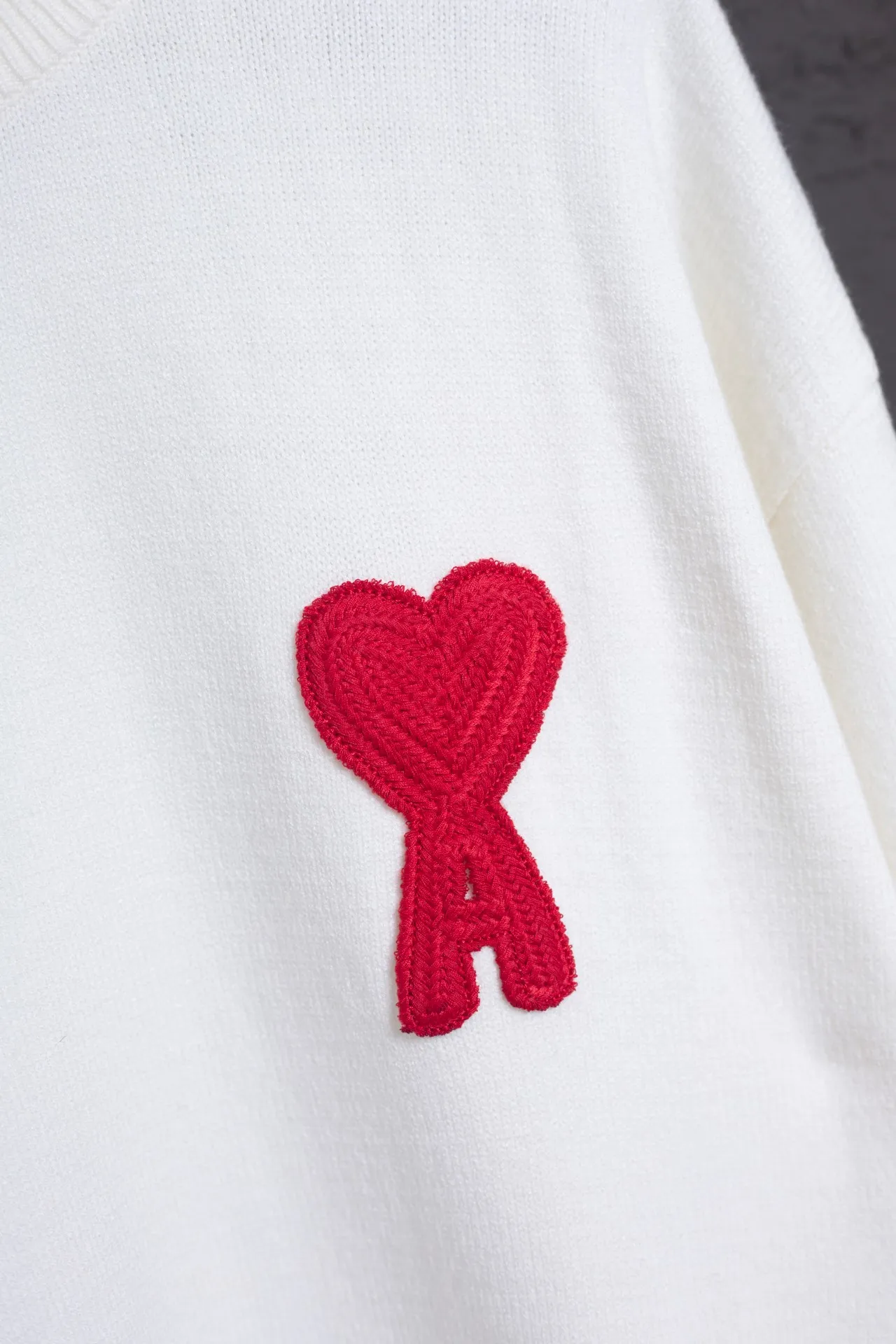 P170 AMI's new classic love chapter crew neck sweater, the highest version, supports comparison, color: white, size: S-XL