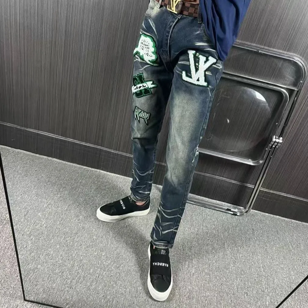 P180 Top replica AMIRI splash-ink medal patch embroidered jeans trousers AMIRI high street basic ripped tight stretch jeans trousers Amiriamiri is transliterated as Emil, which is the name of the founder. Mike Amiri, the founder of amiri, grew up in Los Angeles, USA. He was influenced by the local street culture Rock since he was a child, so he founded the amiri brand named after himself. A variety of trendy brand clothing meets the needs of different fashion players. Amiri clothing has novel and unique styles and is a well-known street brand in the United States. Many of its styles and styles are loved by many street photographers. Various clothing styles meet the needs of different people, show their unique temperament, and show the trend of dressing. amiri's jeans are relatively famous. Not only do they have many styles, but the quality of the jeans is also very good. Many celebrities have also worn amiri brand jeans.  The jeans of the amiri brand break through the production process and cutting of the original jeans. The fabrics are relatively soft and comfortable, and are not as hard as some jeans, which can irritate the skin and cause the skin to bleed when worn. Los Angeles trendy brand Amiri's jeans are made with great detail from tailoring to texture, adding wrinkles, bullet holes, damage and other details to add to the trendiness of the jeans. You can choose the style that suits you according to your own needs. Only when you wear a suitable style can you have a certain sense of fashion.  In recent years, high street has become a word that appears more and more frequently in men's clothing. High street style has also become an important direction for everyone's matching. High street related items are basically inseparable from oversize or off-shoulder tops. The lower body is matched with trackpants or tight-fitting denim. In my opinion, the most representative one is perhaps annihilation. Color; picture color Size: m l xl xxl