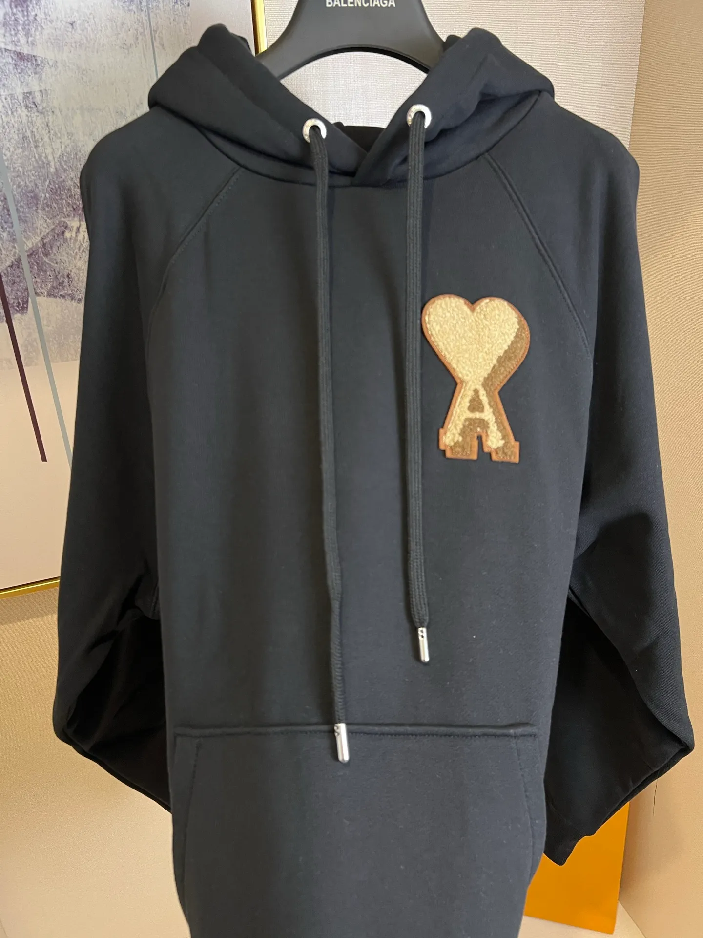 P330 🌈Size: s/m/l/xl Unisex AMI/Ami 2025 FW Early Autumn New Unisex Black Gold Series Three-dimensional Towel Embroidered Love Raglan Pullover Hooded Sweatshirt/Back AMI Embroidery in Same Color Washing Method: Pure cotton products, please wrap the reverse side in a laundry bag and machine wash in cold water quickly! ! Do not soak/wash in warm water! !