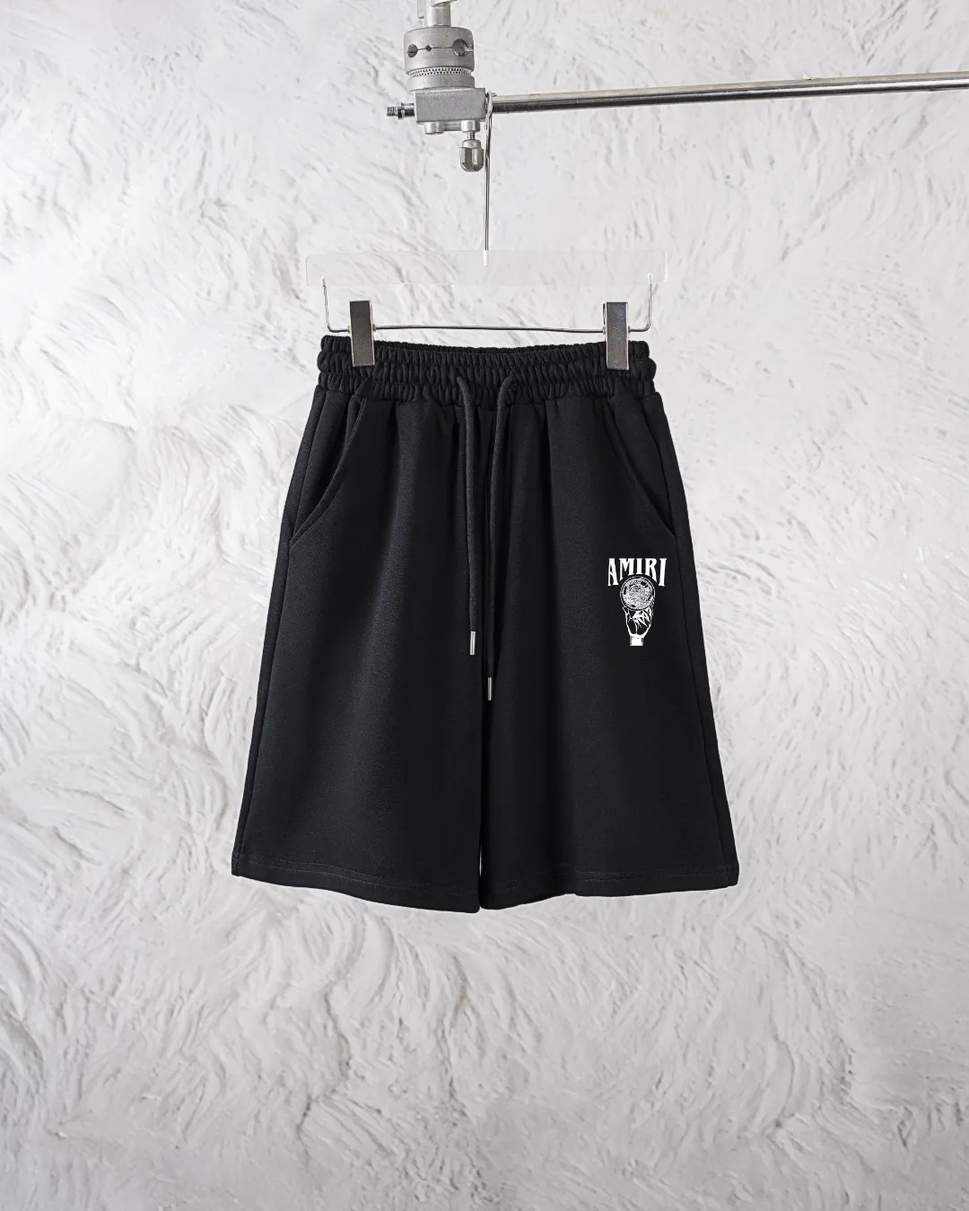 P180 AMIRI new shorts, classic printed shorts, light luxury, a must-have item for daily commuting for men and women, correct version, welcome to compare, detailed features · Made of 360g Xinjiang cotton double yarn fish scale terry fabric · Elastic waistband · Double needle stitching and cross-stitching process Color: black/grey Size: S M L XL XXL (please state your height and weight when placing an order)