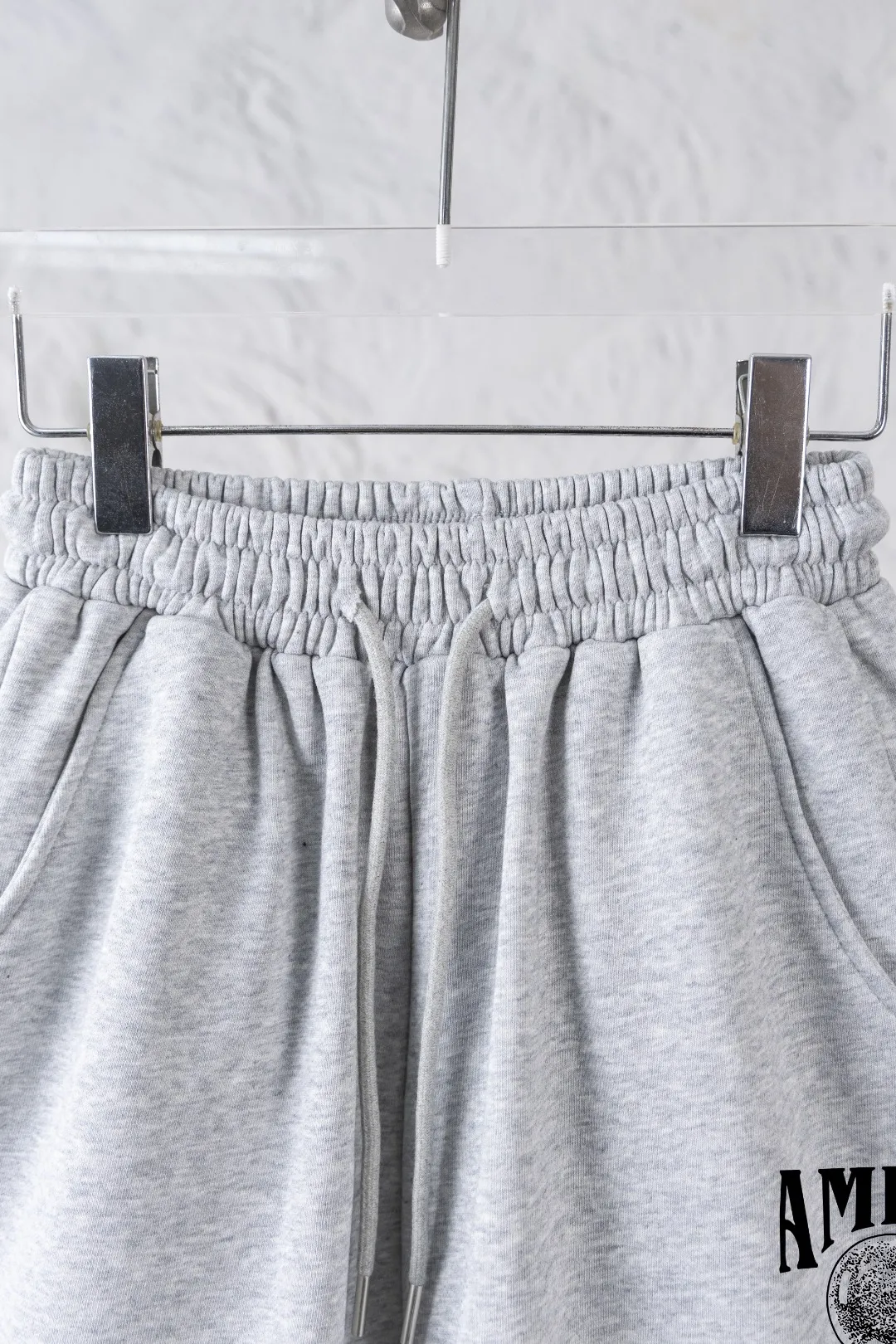P180 AMIRI new shorts, classic printed shorts, light luxury, a must-have item for daily commuting for men and women, correct version, welcome to compare, detailed features · Made of 360g Xinjiang cotton double yarn fish scale terry fabric · Elastic waistband · Double needle stitching and cross-stitching process Color: black/grey Size: S M L XL XXL (please state your height and weight when placing an order)