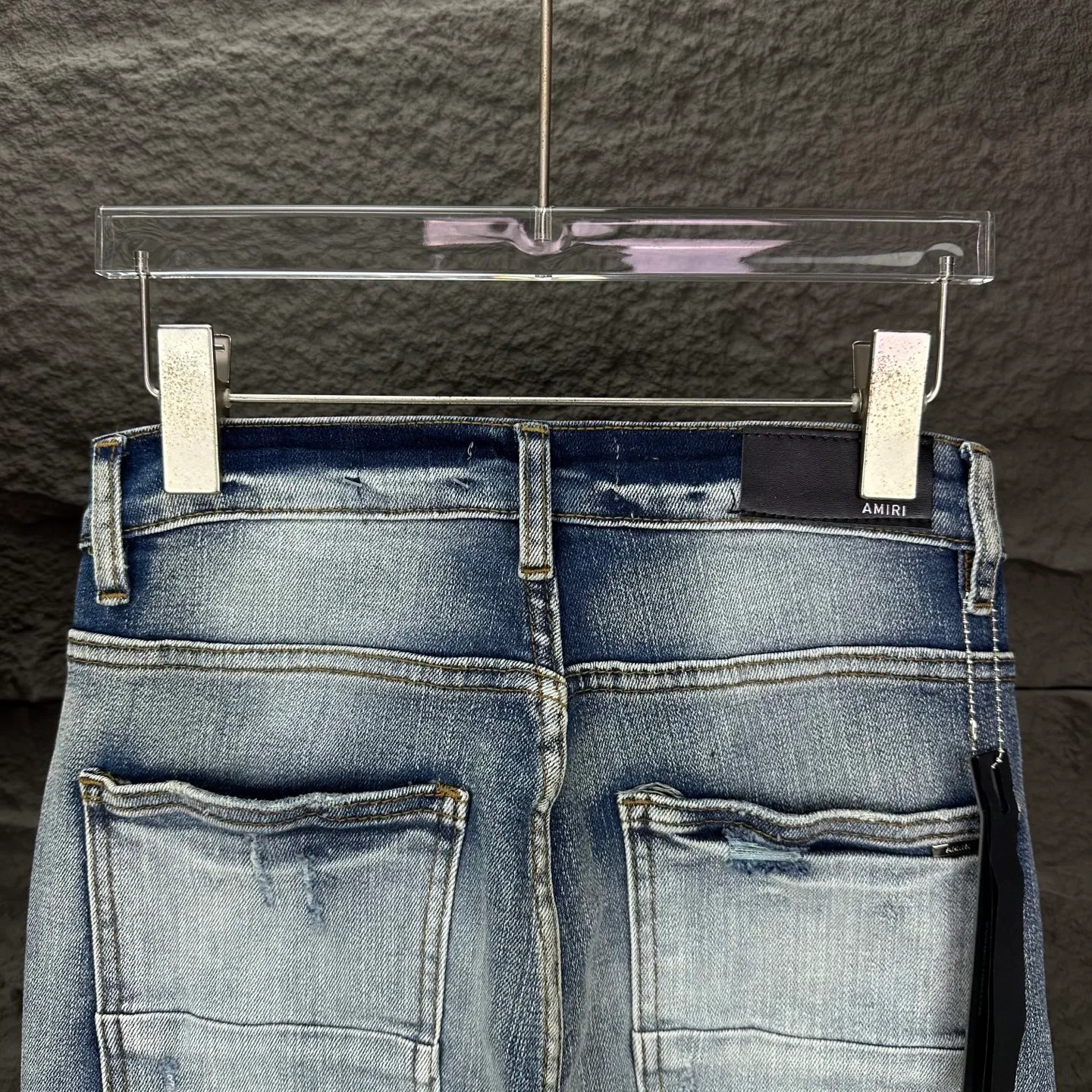 P250 AMIRI 2025 new limited edition embroidered cobra 🐍 Couple style washed stretch jeans 🔥High version 🔥High version 🔥 Top ceiling quality Styles with different washed textures are very friendly to people with thin legs and thick legs. The straight and slim version is very flattering to the leg shape. Moderate length that never goes out of style, easy and casual to match, basic styling for various styles, a must-have in the wardrobe! There are multiple embroidered badges on the trouser legs, making them look more workmanlike and eye-catching! The fabric is stiff but also makes the upper body soft without losing texture. The washing process is even more perfect. It is a must-have item for everyone! ! ! Washed wheat, hang tag, pants label, complete with three labels Color: blue embroidery, red embroidery Size: 28, 30, 32, 34, 36 (five sizes)