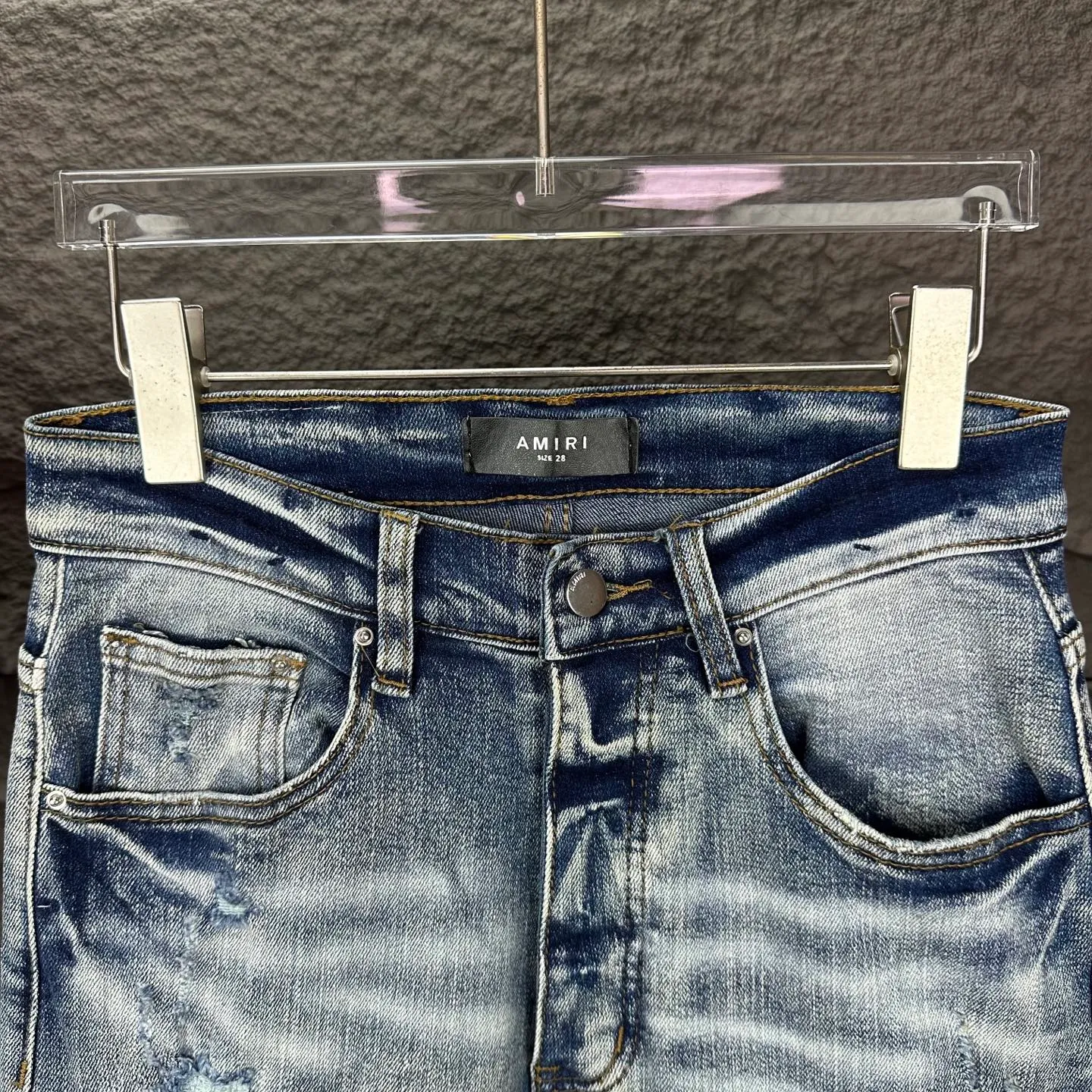 P250 AMIRI 2025 new limited edition embroidered cobra 🐍 Couple style washed stretch jeans 🔥High version 🔥High version 🔥 Top ceiling quality Styles with different washed textures are very friendly to people with thin legs and thick legs. The straight and slim version is very flattering to the leg shape. Moderate length that never goes out of style, easy and casual to match, basic styling for various styles, a must-have in the wardrobe! There are multiple embroidered badges on the trouser legs, making them look more workmanlike and eye-catching! The fabric is stiff but also makes the upper body soft without losing texture. The washing process is even more perfect. It is a must-have item for everyone! ! ! Washed wheat, hang tag, pants label, complete with three labels Color: blue embroidery, red embroidery Size: 28, 30, 32, 34, 36 (five sizes)
