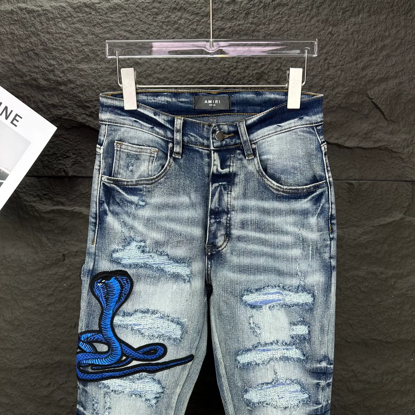 P250 AMIRI 2025 new limited edition embroidered cobra 🐍 Couple style washed stretch jeans 🔥High version 🔥High version 🔥 Top ceiling quality Styles with different washed textures are very friendly to people with thin legs and thick legs. The straight and slim version is very flattering to the leg shape. Moderate length that never goes out of style, easy and casual to match, basic styling for various styles, a must-have in the wardrobe! There are multiple embroidered badges on the trouser legs, making them look more workmanlike and eye-catching! The fabric is stiff but also makes the upper body soft without losing texture. The washing process is even more perfect. It is a must-have item for everyone! ! ! Washed wheat, hang tag, pants label, complete with three labels Color: blue embroidery, red embroidery Size: 28, 30, 32, 34, 36 (five sizes)