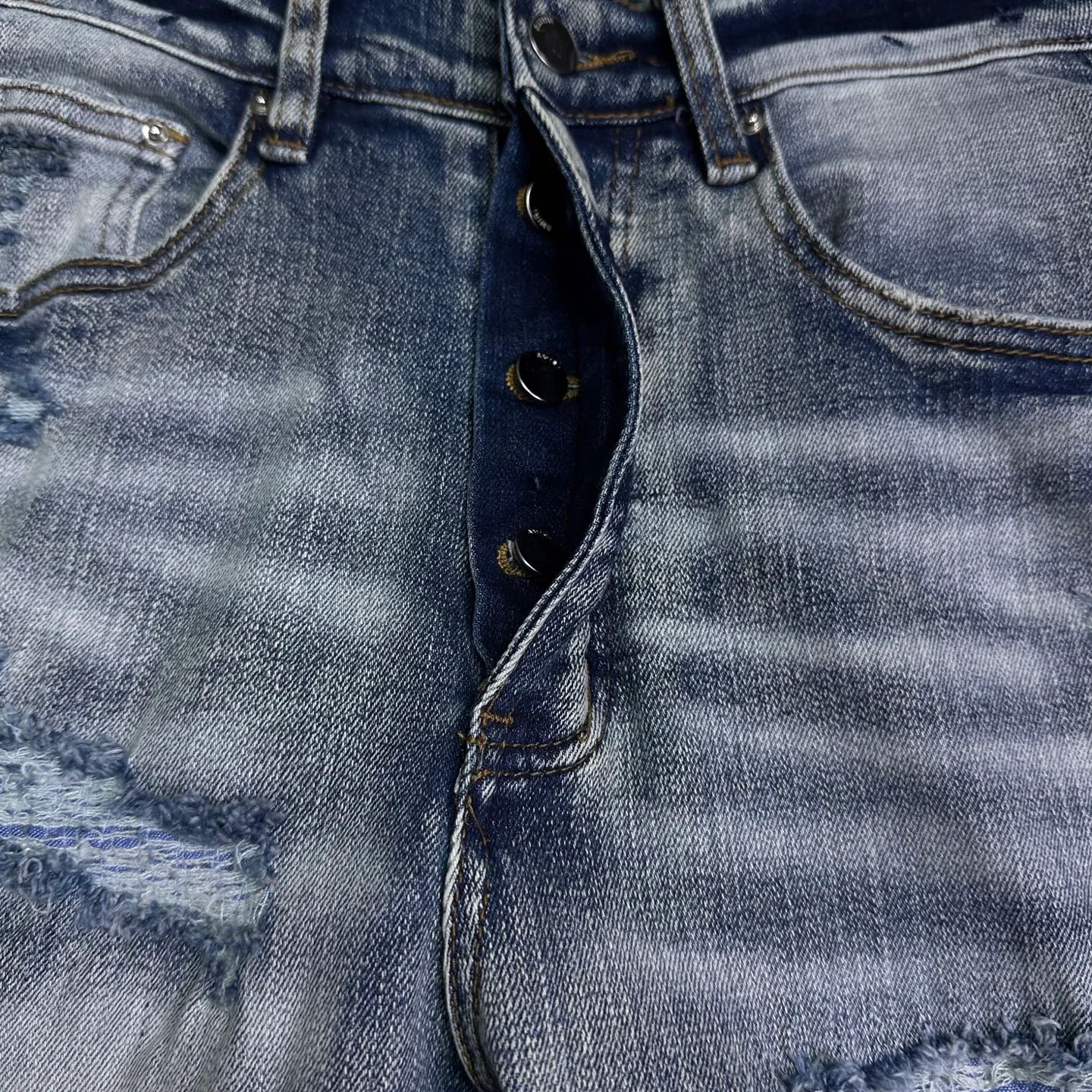 P250 AMIRI 2025 new limited edition embroidered cobra 🐍 Couple style washed stretch jeans 🔥High version 🔥High version 🔥 Top ceiling quality Styles with different washed textures are very friendly to people with thin legs and thick legs. The straight and slim version is very flattering to the leg shape. Moderate length that never goes out of style, easy and casual to match, basic styling for various styles, a must-have in the wardrobe! There are multiple embroidered badges on the trouser legs, making them look more workmanlike and eye-catching! The fabric is stiff but also makes the upper body soft without losing texture. The washing process is even more perfect. It is a must-have item for everyone! ! ! Washed wheat, hang tag, pants label, complete with three labels Color: blue embroidery, red embroidery Size: 28, 30, 32, 34, 36 (five sizes)