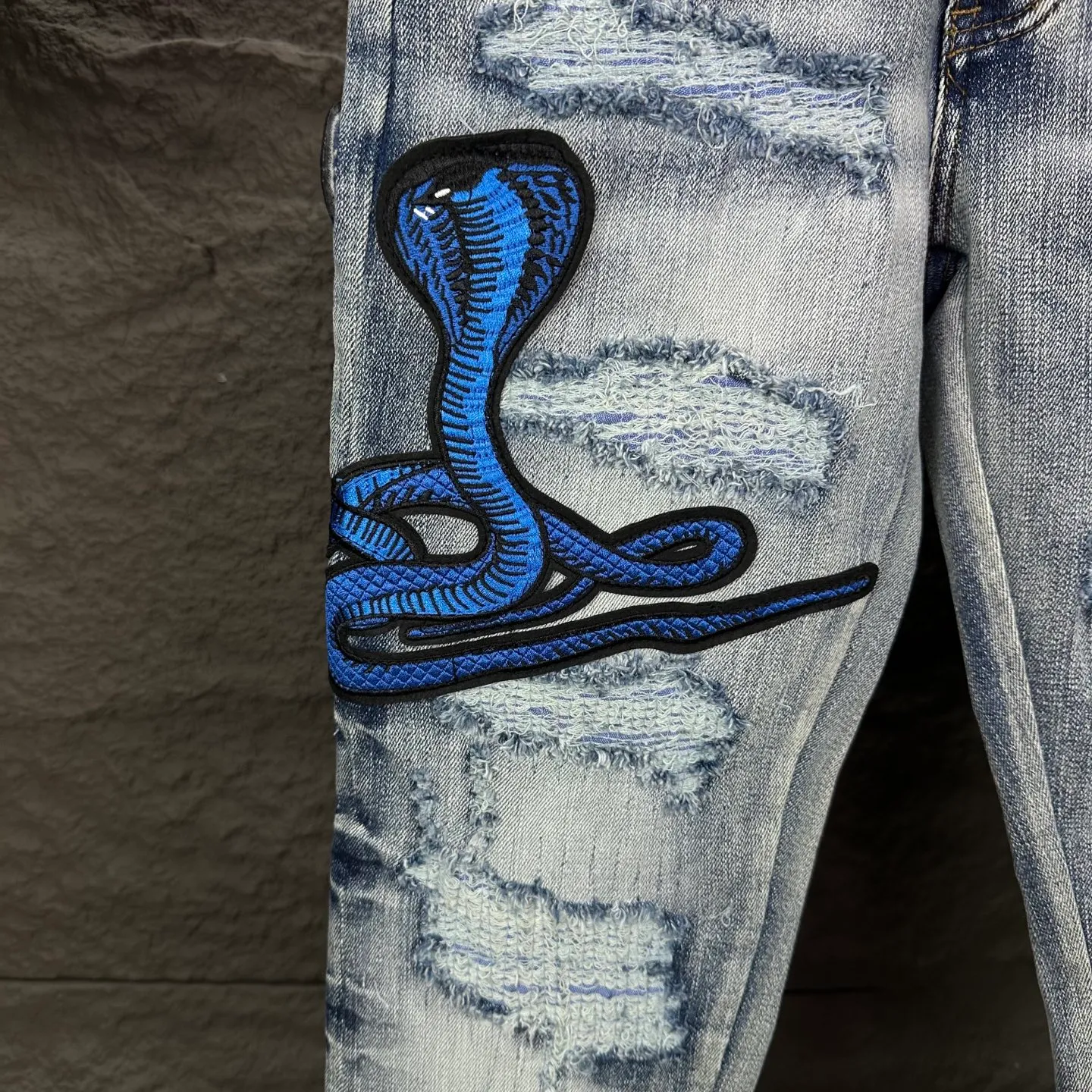 P250 AMIRI 2025 new limited edition embroidered cobra 🐍 Couple style washed stretch jeans 🔥High version 🔥High version 🔥 Top ceiling quality Styles with different washed textures are very friendly to people with thin legs and thick legs. The straight and slim version is very flattering to the leg shape. Moderate length that never goes out of style, easy and casual to match, basic styling for various styles, a must-have in the wardrobe! There are multiple embroidered badges on the trouser legs, making them look more workmanlike and eye-catching! The fabric is stiff but also makes the upper body soft without losing texture. The washing process is even more perfect. It is a must-have item for everyone! ! ! Washed wheat, hang tag, pants label, complete with three labels Color: blue embroidery, red embroidery Size: 28, 30, 32, 34, 36 (five sizes)