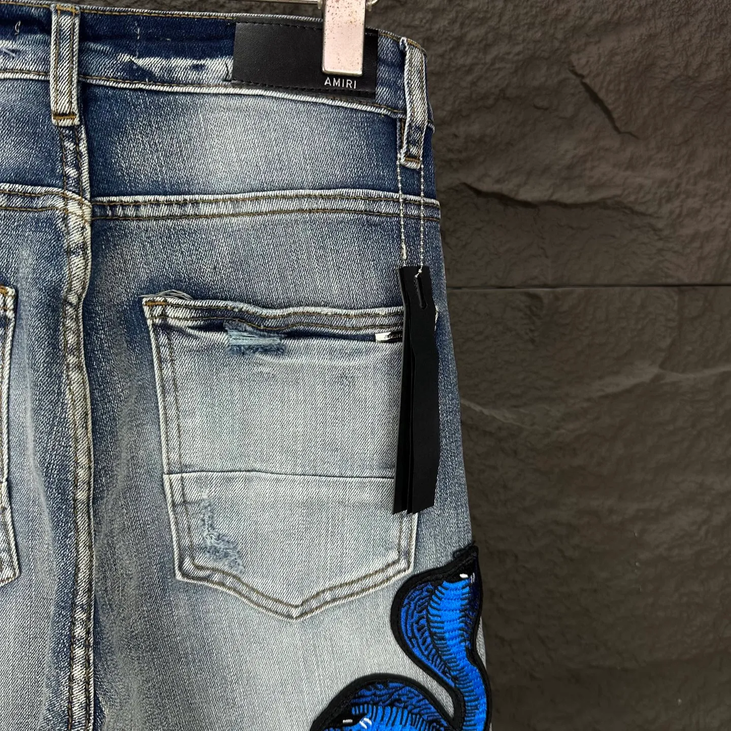 P250 AMIRI 2025 new limited edition embroidered cobra 🐍 Couple style washed stretch jeans 🔥High version 🔥High version 🔥 Top ceiling quality Styles with different washed textures are very friendly to people with thin legs and thick legs. The straight and slim version is very flattering to the leg shape. Moderate length that never goes out of style, easy and casual to match, basic styling for various styles, a must-have in the wardrobe! There are multiple embroidered badges on the trouser legs, making them look more workmanlike and eye-catching! The fabric is stiff but also makes the upper body soft without losing texture. The washing process is even more perfect. It is a must-have item for everyone! ! ! Washed wheat, hang tag, pants label, complete with three labels Color: blue embroidery, red embroidery Size: 28, 30, 32, 34, 36 (five sizes)