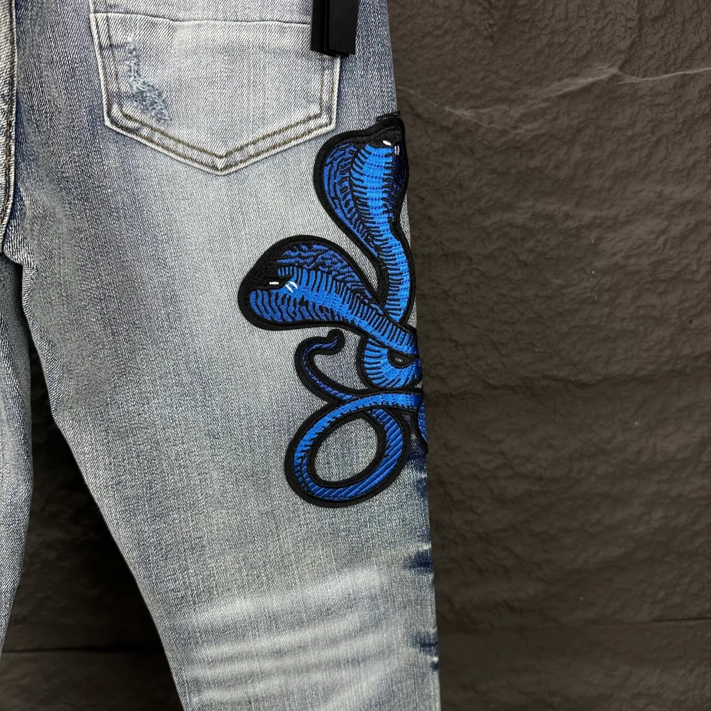 P250 AMIRI 2025 new limited edition embroidered cobra 🐍 Couple style washed stretch jeans 🔥High version 🔥High version 🔥 Top ceiling quality Styles with different washed textures are very friendly to people with thin legs and thick legs. The straight and slim version is very flattering to the leg shape. Moderate length that never goes out of style, easy and casual to match, basic styling for various styles, a must-have in the wardrobe! There are multiple embroidered badges on the trouser legs, making them look more workmanlike and eye-catching! The fabric is stiff but also makes the upper body soft without losing texture. The washing process is even more perfect. It is a must-have item for everyone! ! ! Washed wheat, hang tag, pants label, complete with three labels Color: blue embroidery, red embroidery Size: 28, 30, 32, 34, 36 (five sizes)