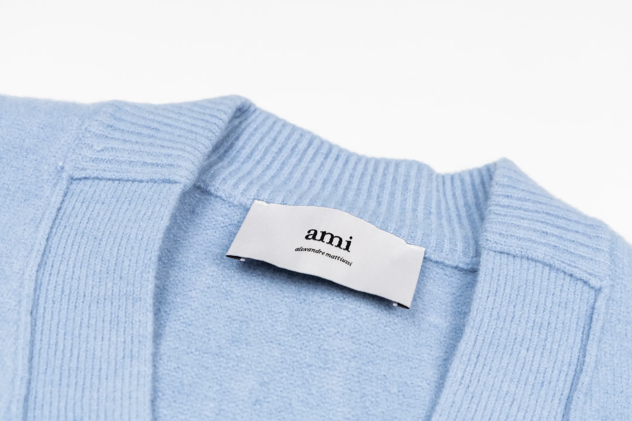 🅿️560 [Exclusive supply] Ami love jacquard knitted cardigan (blue) The original version was purchased for 3,469 and developed. The fabric is made of alpaca wool to maintain a stable pattern. The stitching is even and firm, and the details are meticulously handled, reflecting the brand's strict control over quality. The overall design is simple and elegant, suitable for various occasions. Whether it is business or leisure, it can show an elegant and decent style. The overall wiring is straight and delicate, the fabric is comfortable and soft, and the color is consistent without color difference. It can be matched with the same style to create a fashionable look, and can be used in various occasions. Customized accessories, complete with three standards, the same style for men and women. Size:S-M-L-XL
