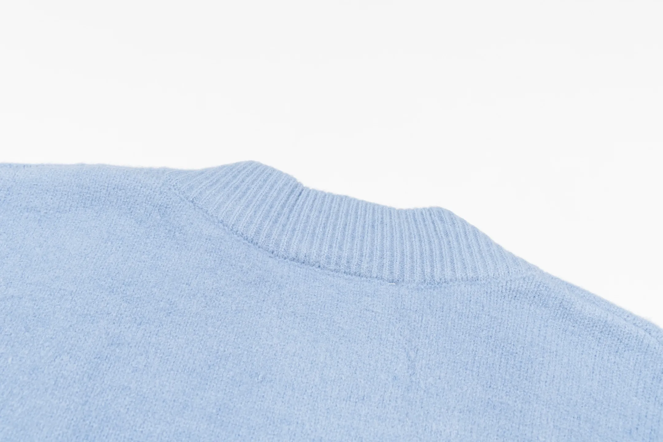 🅿️560 [Exclusive supply] Ami love jacquard knitted cardigan (blue) The original version was purchased for 3,469 and developed. The fabric is made of alpaca wool to maintain a stable pattern. The stitching is even and firm, and the details are meticulously handled, reflecting the brand's strict control over quality. The overall design is simple and elegant, suitable for various occasions. Whether it is business or leisure, it can show an elegant and decent style. The overall wiring is straight and delicate, the fabric is comfortable and soft, and the color is consistent without color difference. It can be matched with the same style to create a fashionable look, and can be used in various occasions. Customized accessories, complete with three standards, the same style for men and women. Size:S-M-L-XL