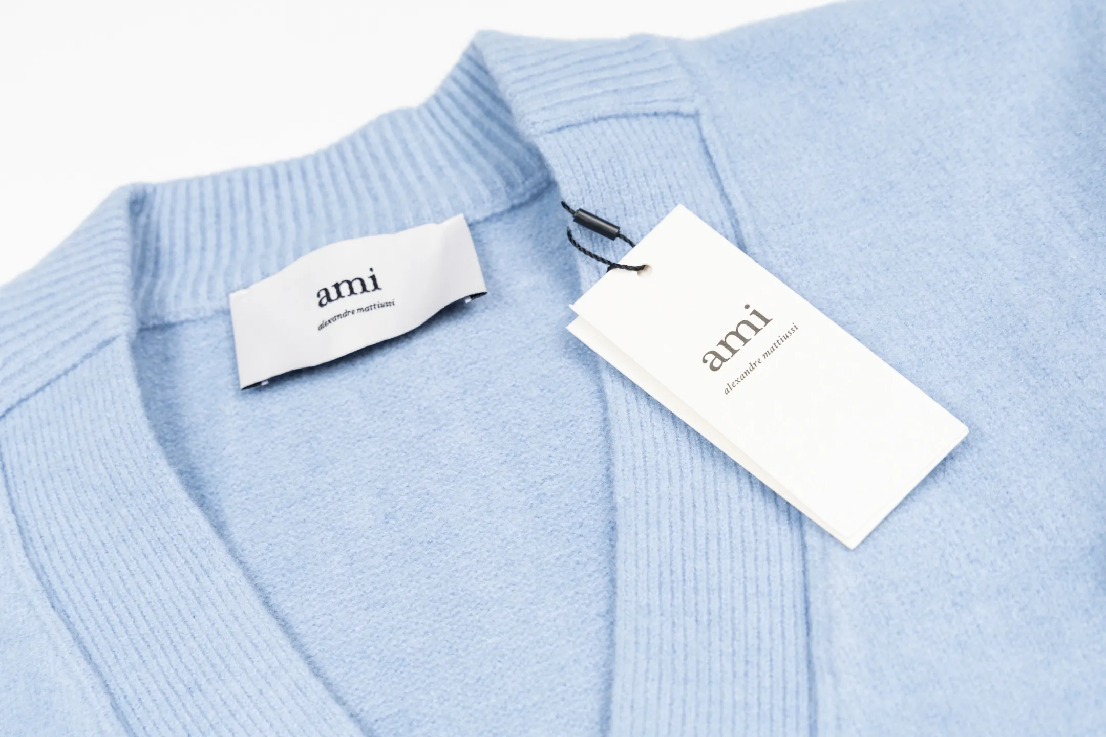 🅿️560 [Exclusive supply] Ami love jacquard knitted cardigan (blue) The original version was purchased for 3,469 and developed. The fabric is made of alpaca wool to maintain a stable pattern. The stitching is even and firm, and the details are meticulously handled, reflecting the brand's strict control over quality. The overall design is simple and elegant, suitable for various occasions. Whether it is business or leisure, it can show an elegant and decent style. The overall wiring is straight and delicate, the fabric is comfortable and soft, and the color is consistent without color difference. It can be matched with the same style to create a fashionable look, and can be used in various occasions. Customized accessories, complete with three standards, the same style for men and women. Size:S-M-L-XL