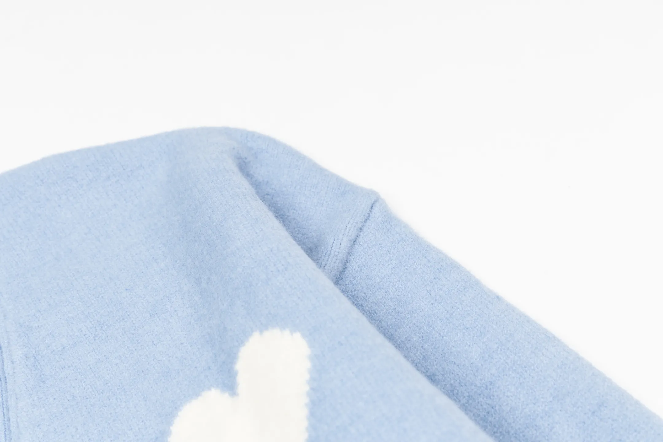 🅿️560 [Exclusive supply] Ami love jacquard knitted cardigan (blue) The original version was purchased for 3,469 and developed. The fabric is made of alpaca wool to maintain a stable pattern. The stitching is even and firm, and the details are meticulously handled, reflecting the brand's strict control over quality. The overall design is simple and elegant, suitable for various occasions. Whether it is business or leisure, it can show an elegant and decent style. The overall wiring is straight and delicate, the fabric is comfortable and soft, and the color is consistent without color difference. It can be matched with the same style to create a fashionable look, and can be used in various occasions. Customized accessories, complete with three standards, the same style for men and women. Size:S-M-L-XL