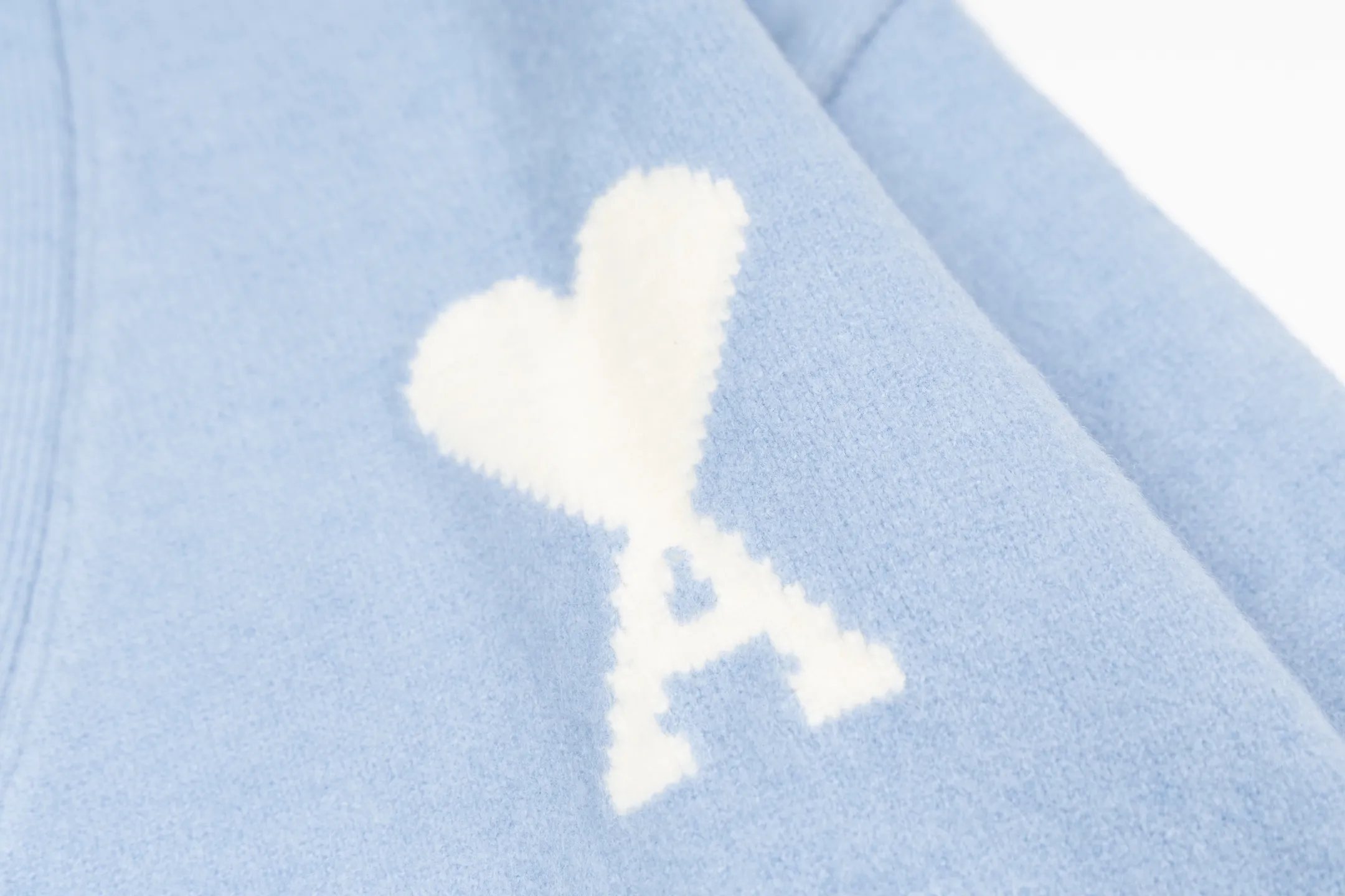 🅿️560 [Exclusive supply] Ami love jacquard knitted cardigan (blue) The original version was purchased for 3,469 and developed. The fabric is made of alpaca wool to maintain a stable pattern. The stitching is even and firm, and the details are meticulously handled, reflecting the brand's strict control over quality. The overall design is simple and elegant, suitable for various occasions. Whether it is business or leisure, it can show an elegant and decent style. The overall wiring is straight and delicate, the fabric is comfortable and soft, and the color is consistent without color difference. It can be matched with the same style to create a fashionable look, and can be used in various occasions. Customized accessories, complete with three standards, the same style for men and women. Size:S-M-L-XL