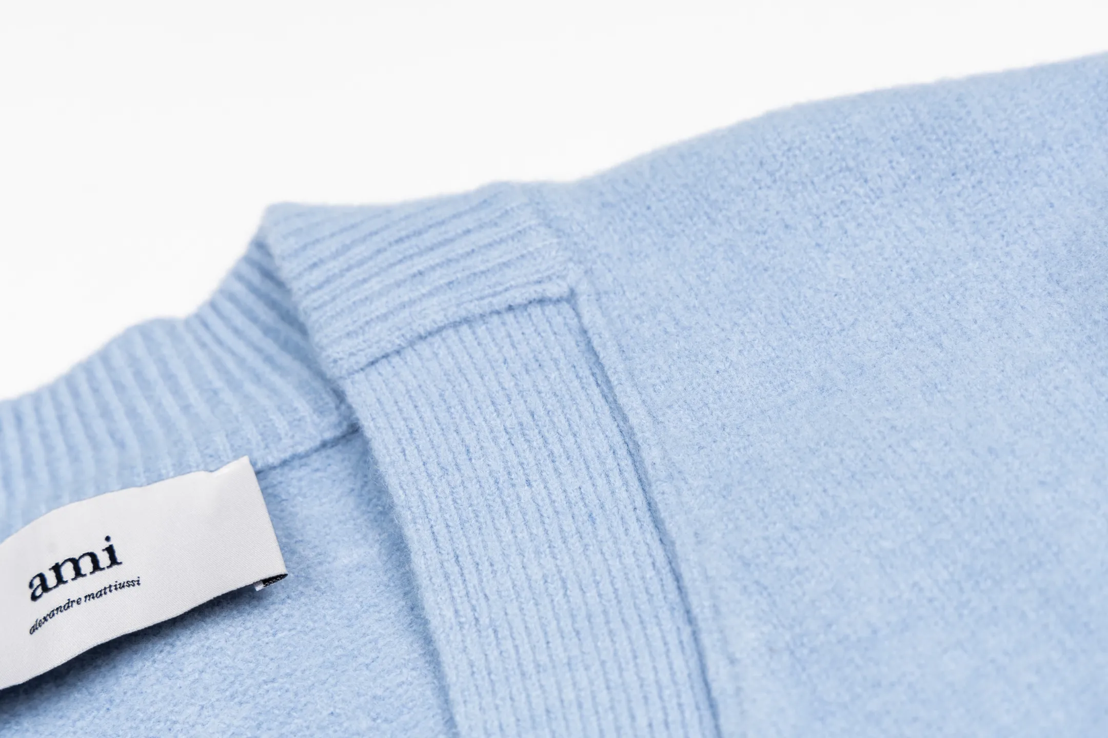 🅿️560 [Exclusive supply] Ami love jacquard knitted cardigan (blue) The original version was purchased for 3,469 and developed. The fabric is made of alpaca wool to maintain a stable pattern. The stitching is even and firm, and the details are meticulously handled, reflecting the brand's strict control over quality. The overall design is simple and elegant, suitable for various occasions. Whether it is business or leisure, it can show an elegant and decent style. The overall wiring is straight and delicate, the fabric is comfortable and soft, and the color is consistent without color difference. It can be matched with the same style to create a fashionable look, and can be used in various occasions. Customized accessories, complete with three standards, the same style for men and women. Size:S-M-L-XL